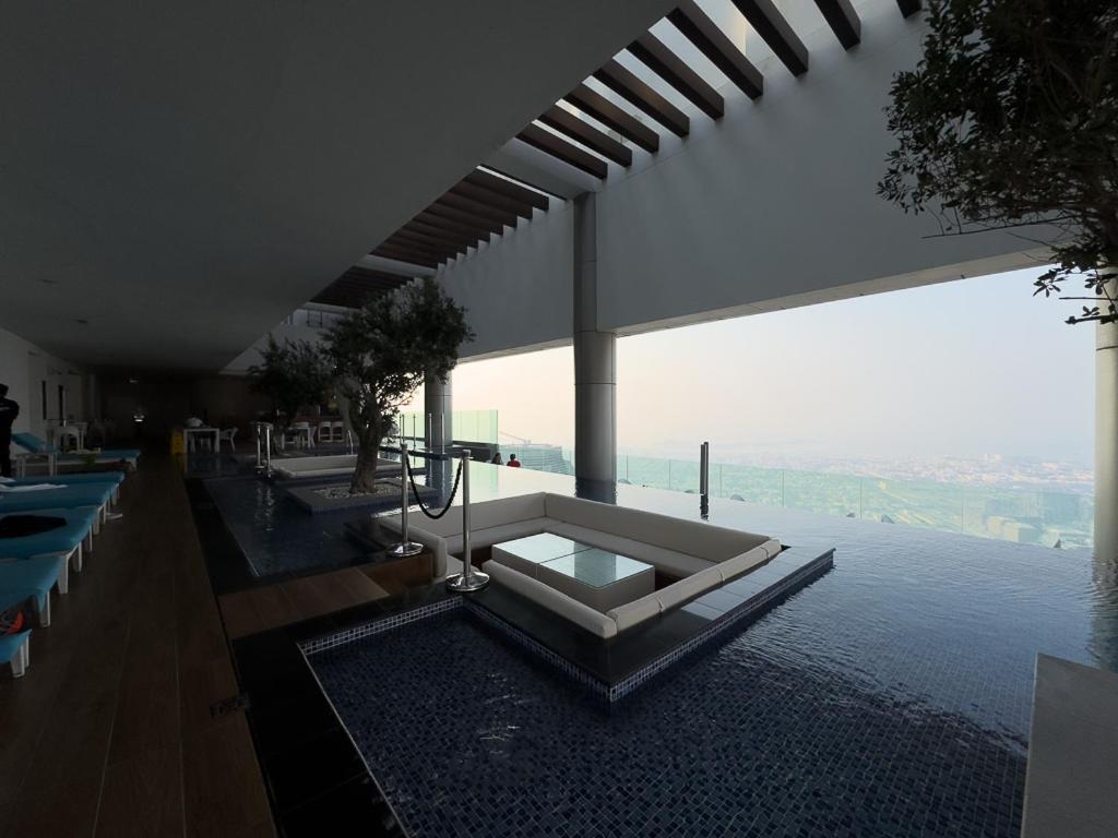 Spectacular Views On High Floor With Infinity Pool