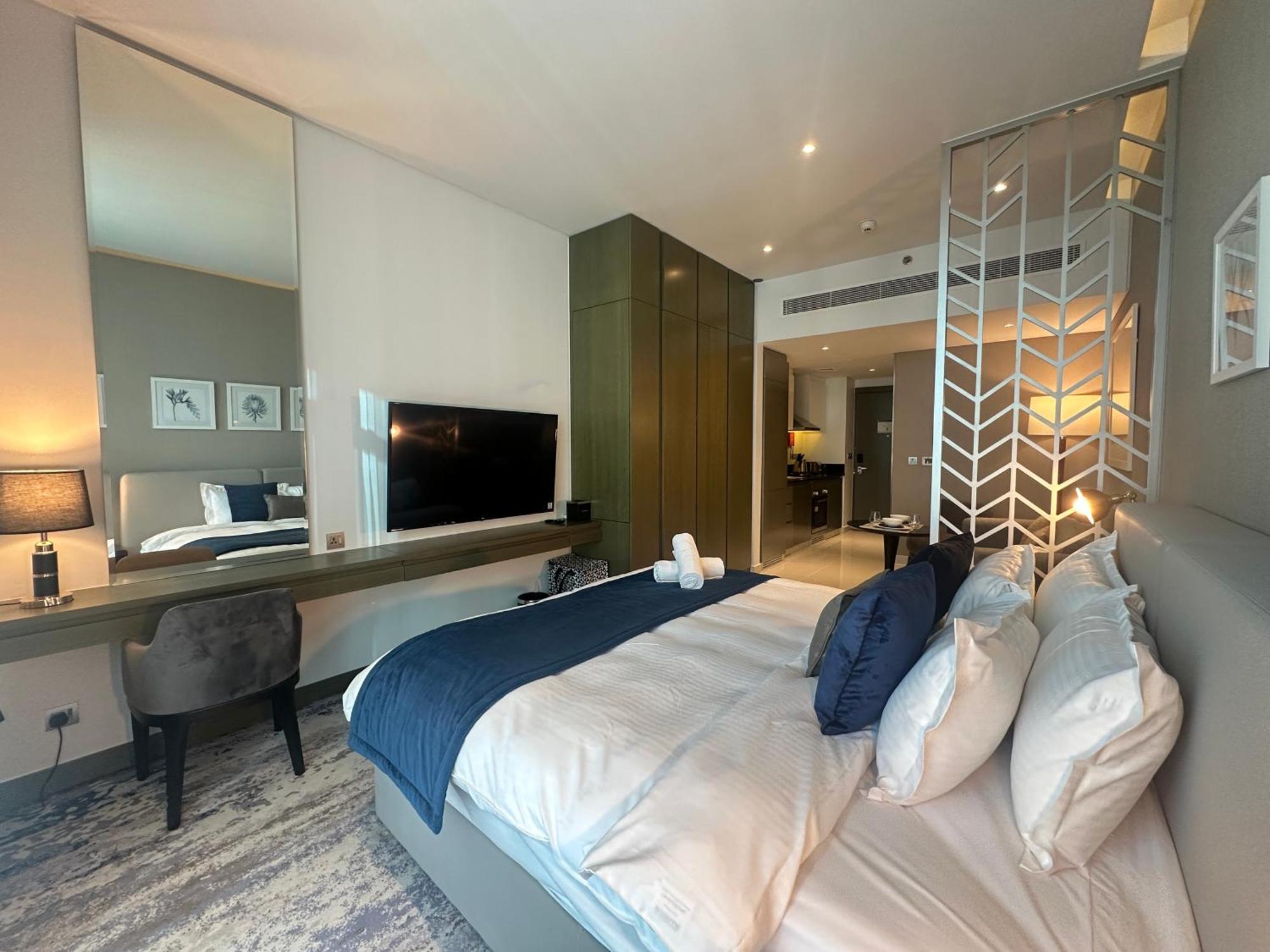 Business Bay Modern With A Pool View At Damac Maison Prive Dubaï