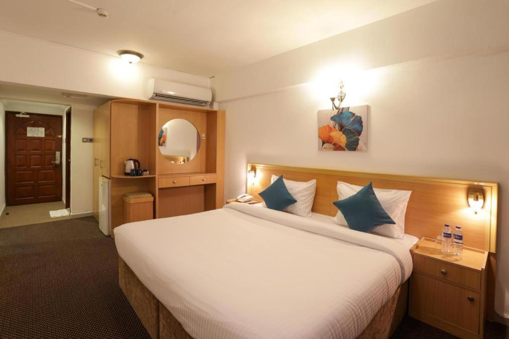 Hotel Click Grand - Bur