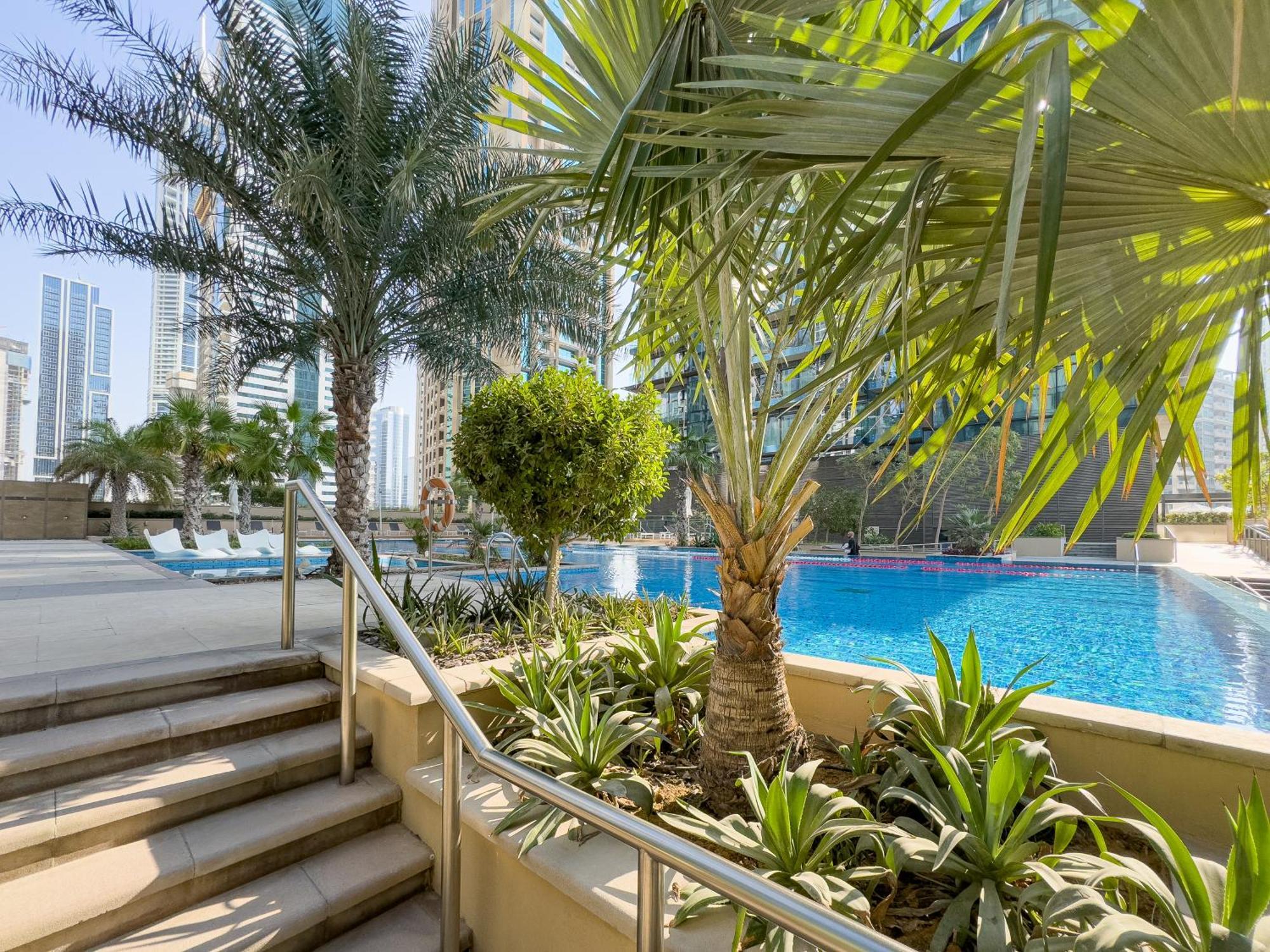 Serene 1br Escape With Pool & Gym Access Dubaï