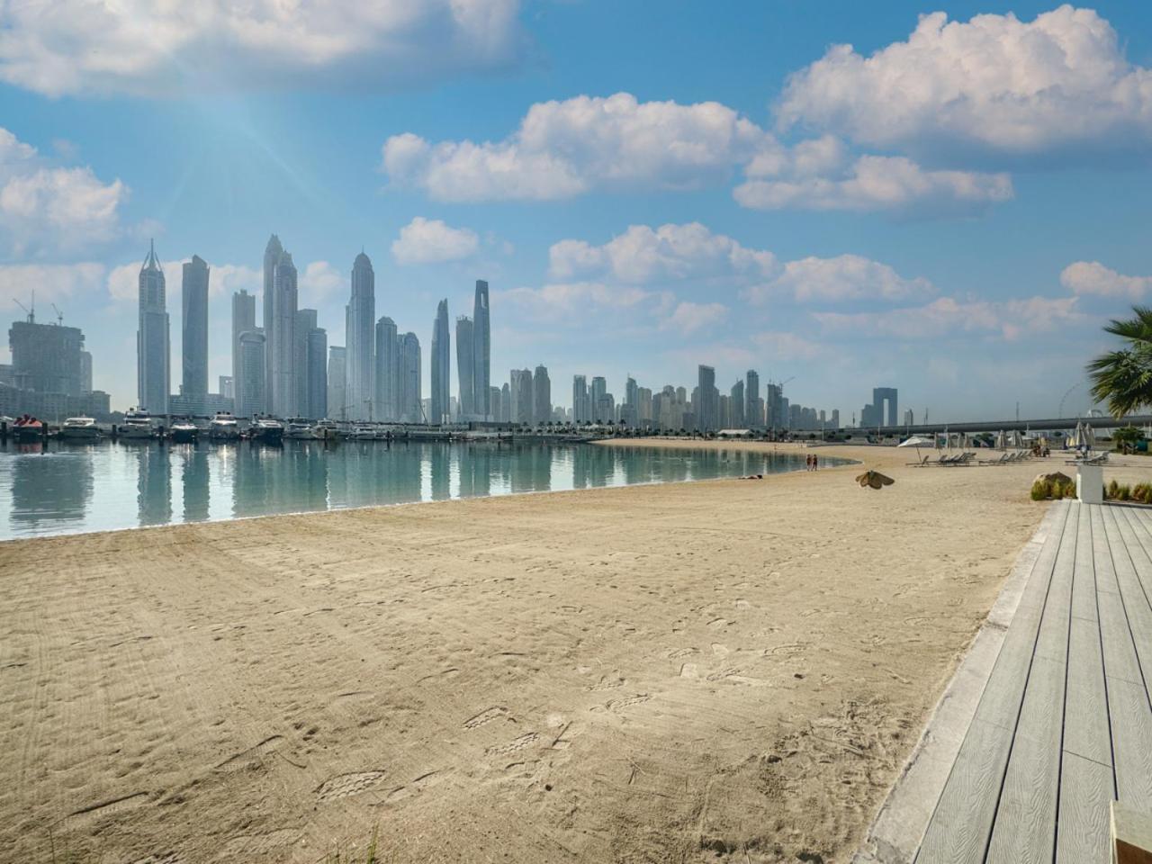 Sleek 1-bedroom Beachfront Escape In Marina Vista Appartement Dubaï