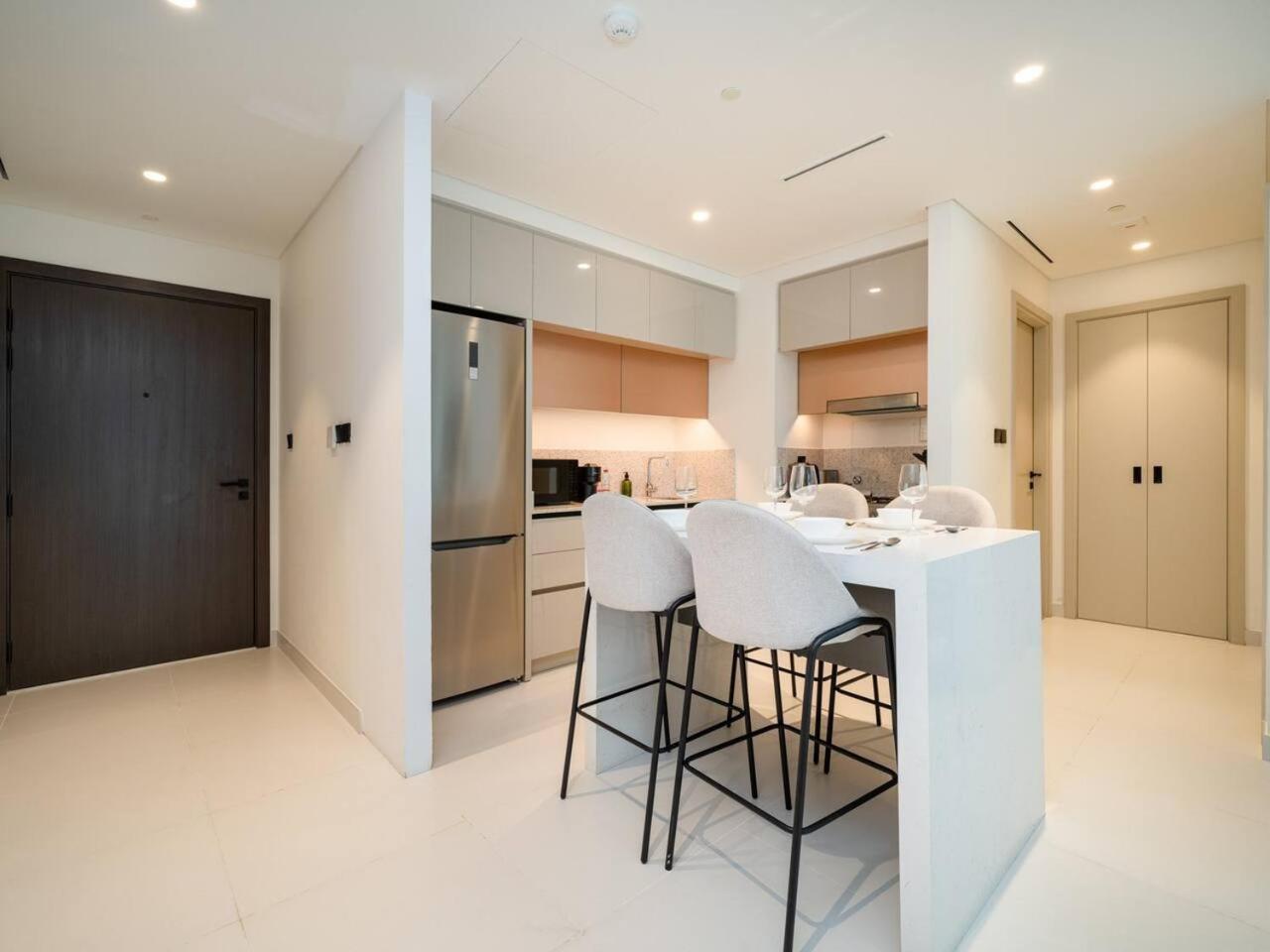 Sleek 1-bedroom Beachfront Escape In Marina Vista Appartement