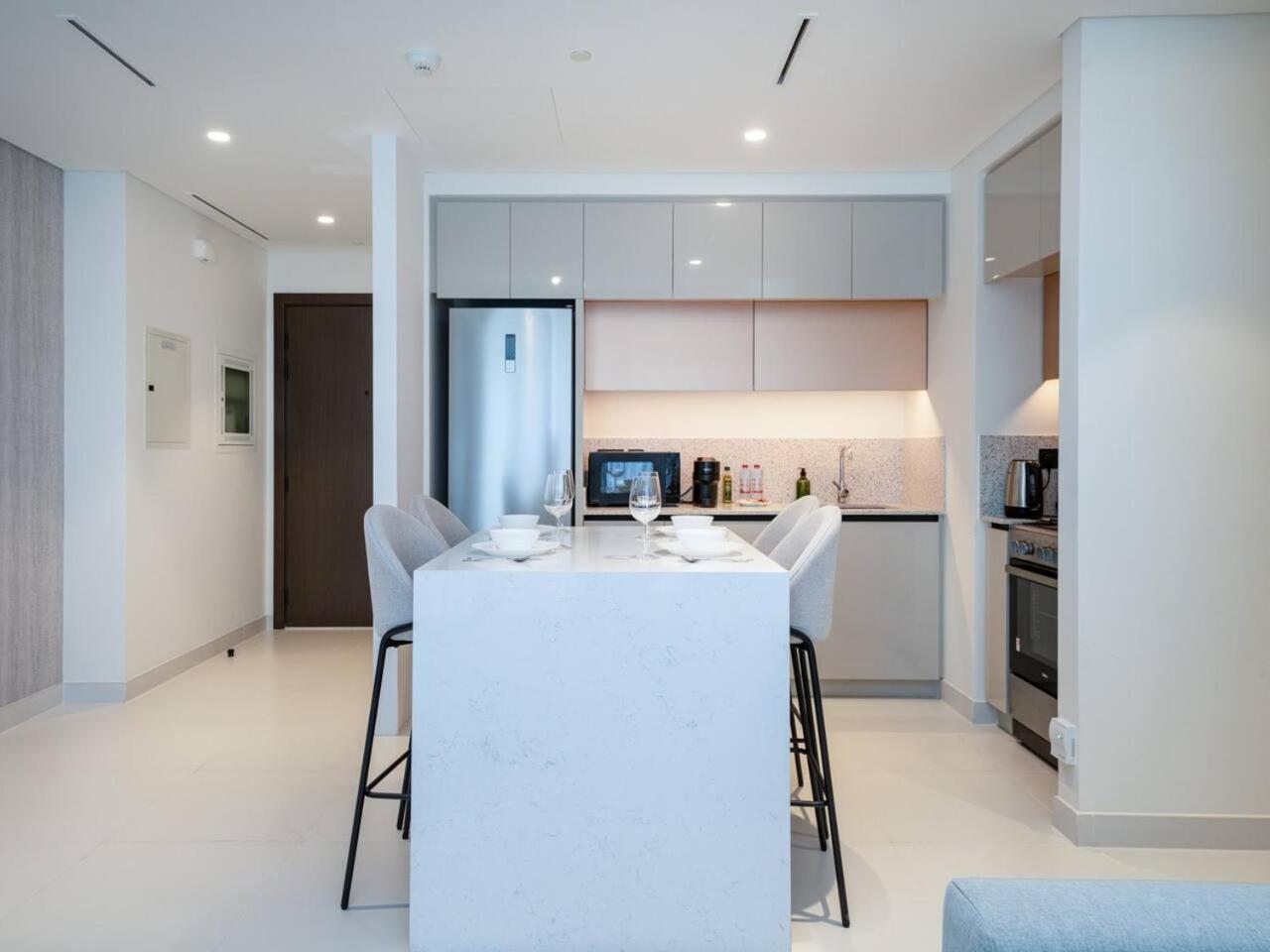 Sleek 1-bedroom Beachfront Escape In Marina Vista Appartement Dubaï
