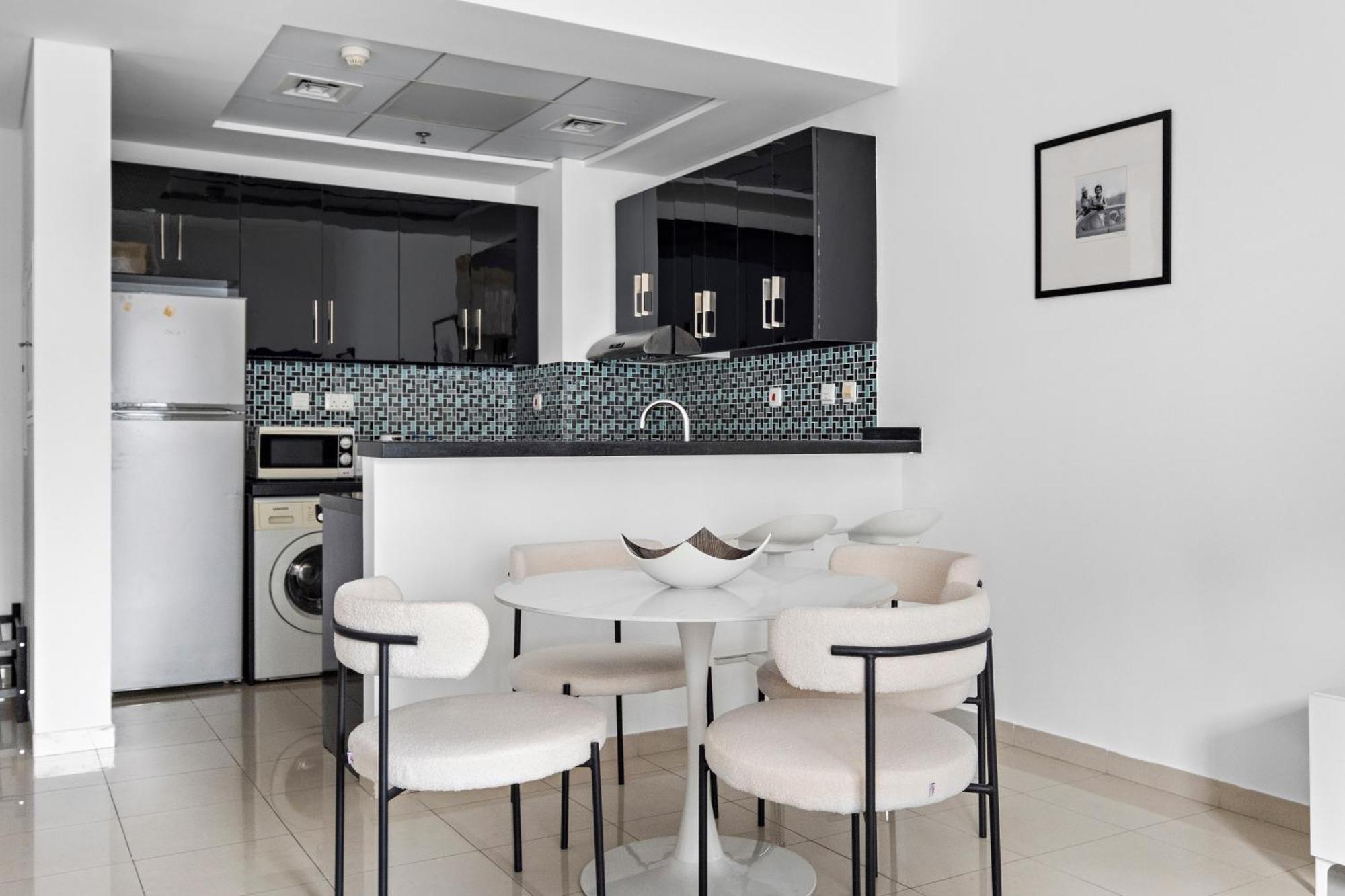 Spacious 1br Botanica Towers, Marina *
