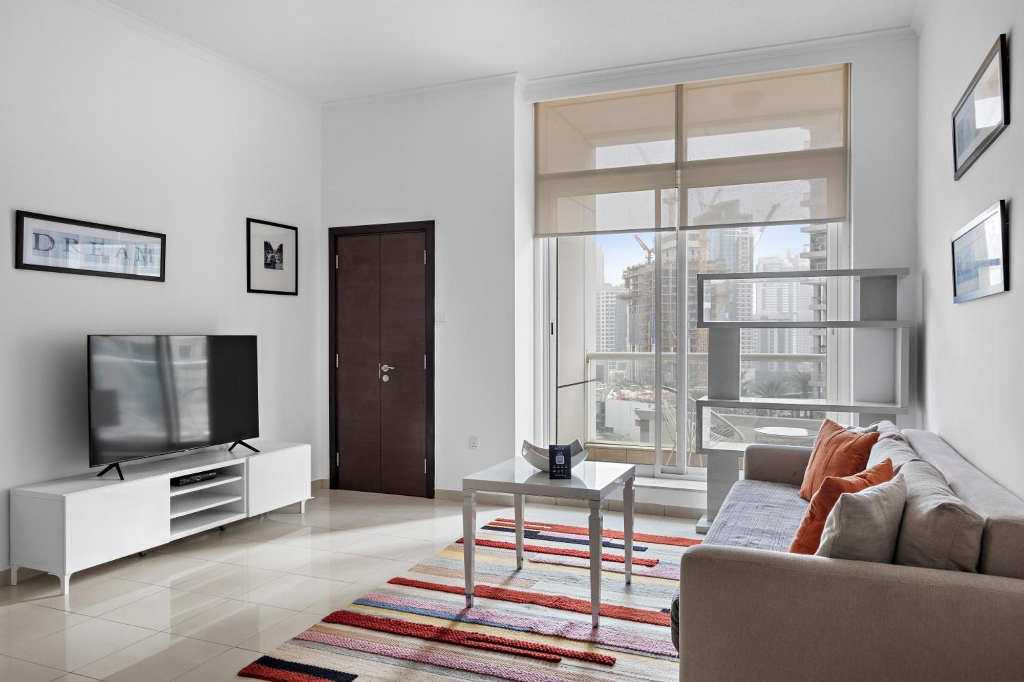 Spacious 1br Botanica Towers, Marina Apartment