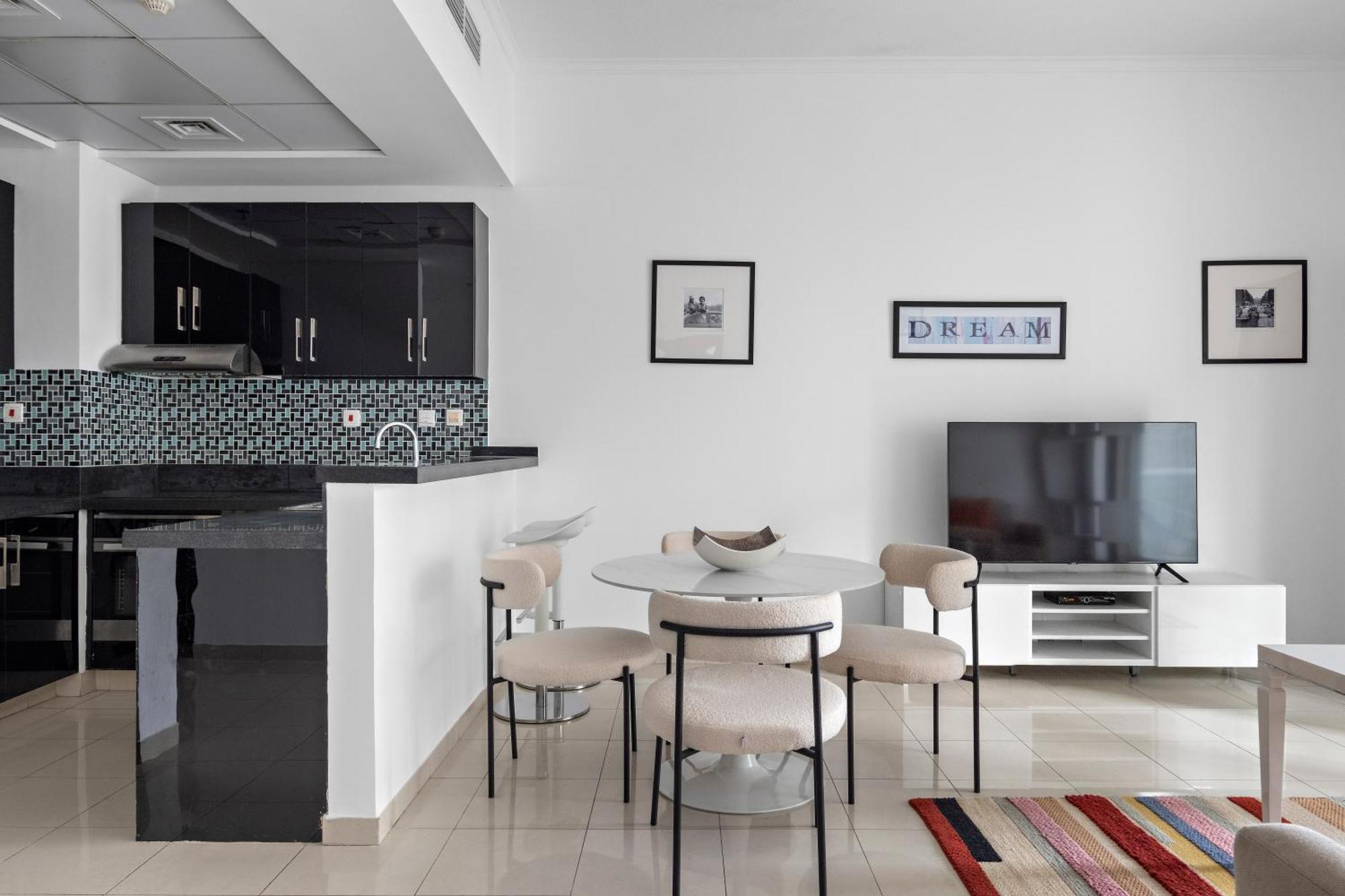 Spacious 1br Botanica Towers, Marina *