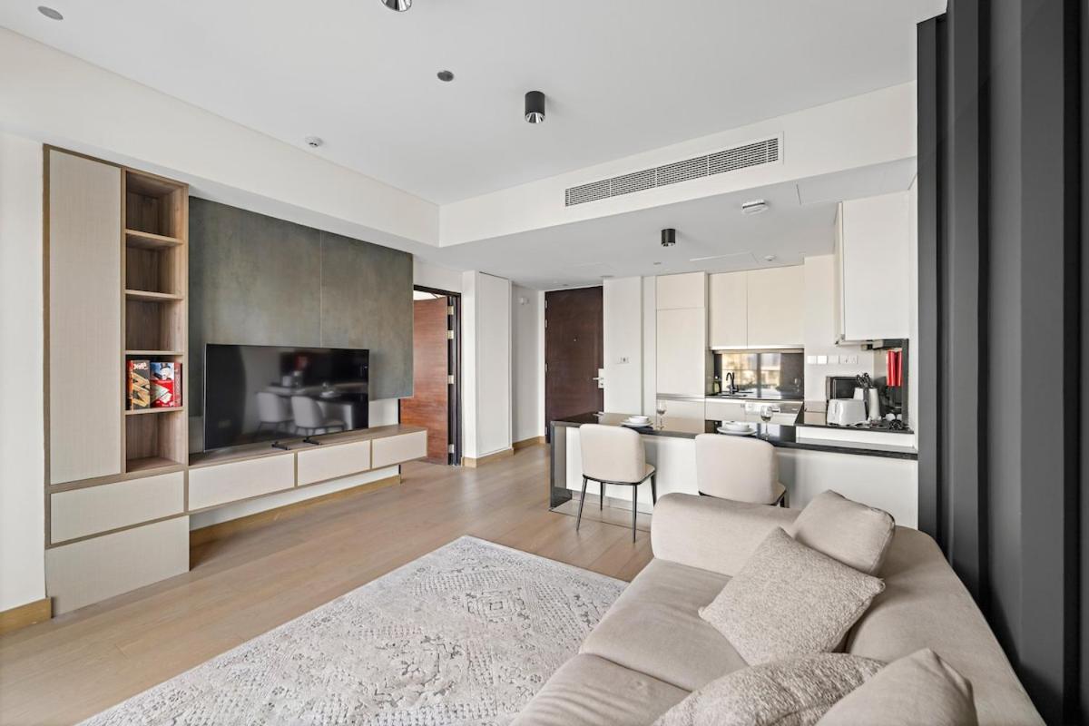 First Class 1br Stunning & Marina Views *