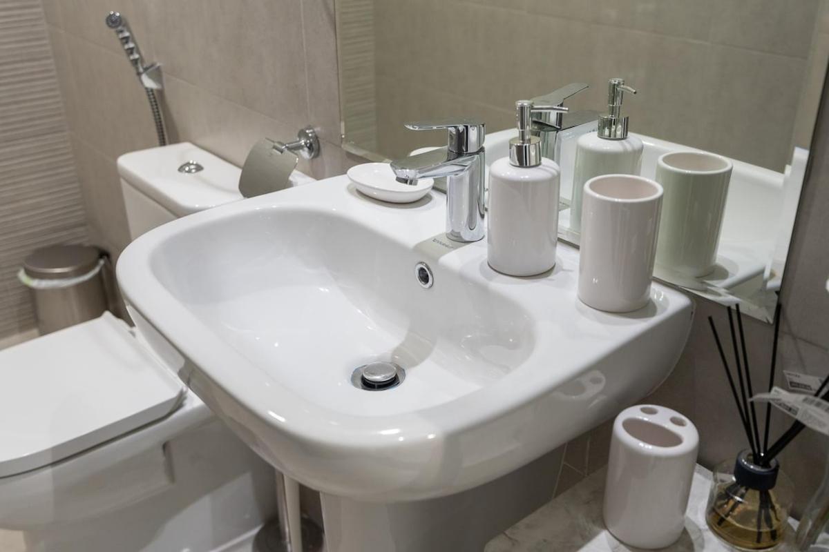 Bright And Warm 2-bedroom In Al Barsha Apartamento