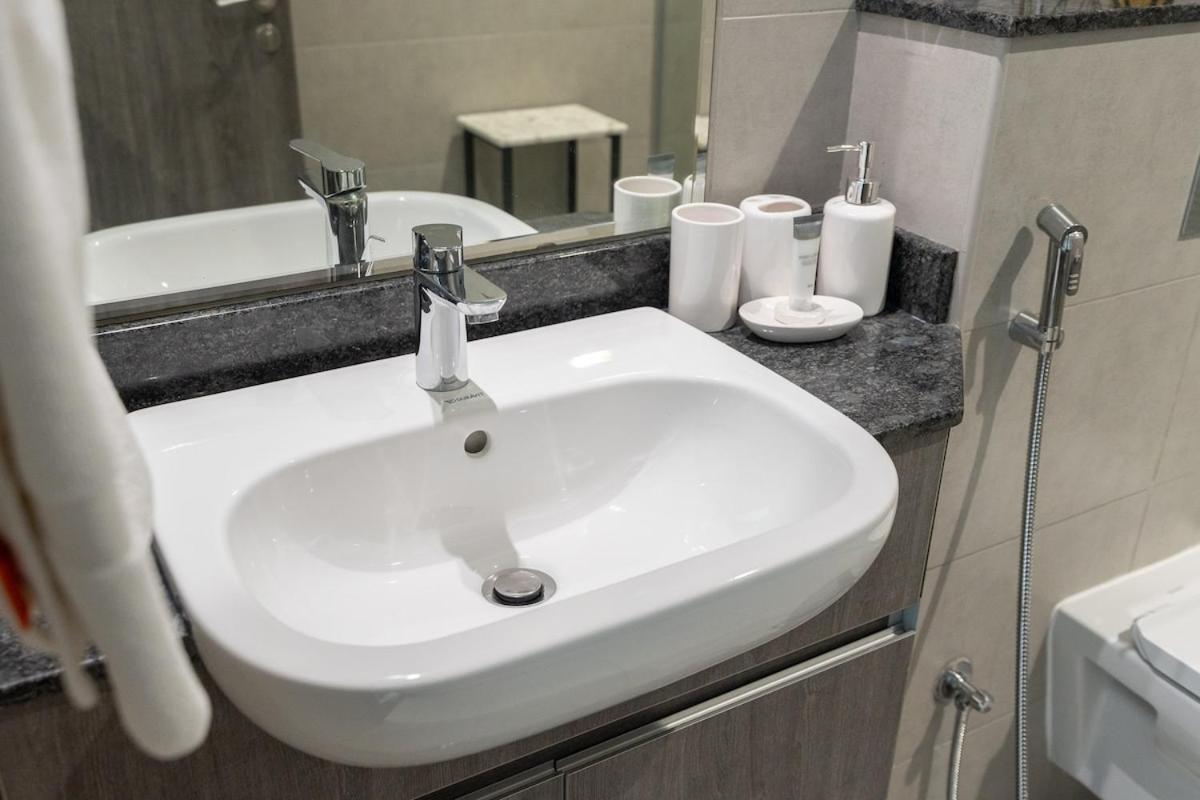 Bright And Warm 2-bedroom In Al Barsha Apartamento