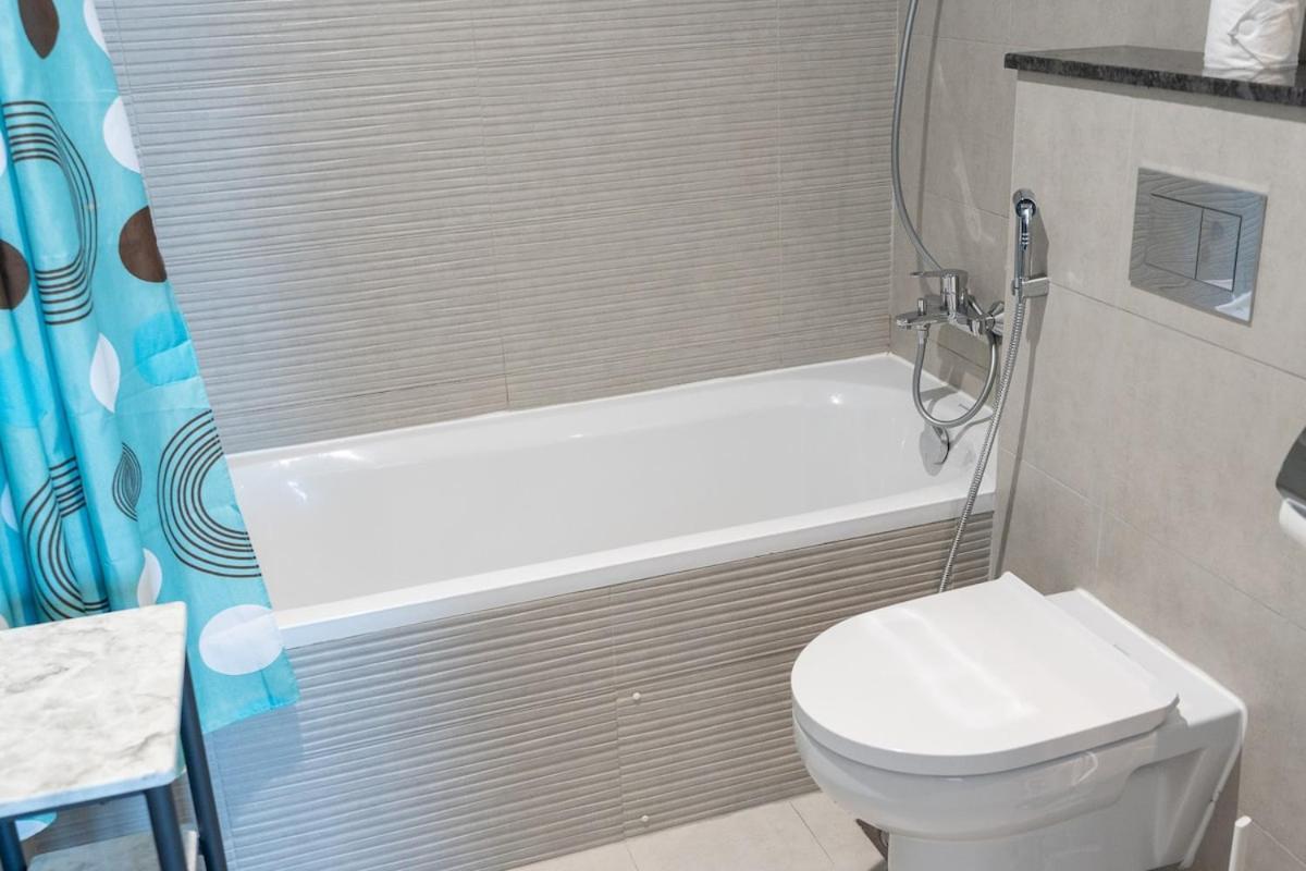 Bright And Warm 2-bedroom In Al Barsha * Dubái