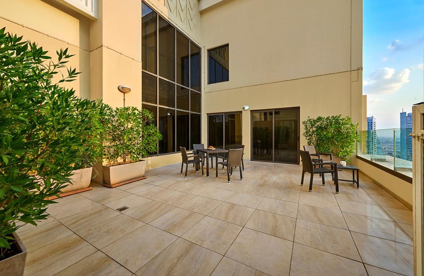 Ramada Hotel, And By Wyndham Jbr Hotel de apartamente