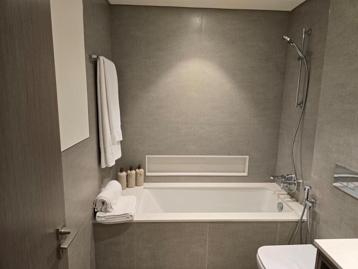 Appartement Grande 303 - 2-bedroom Luxury With Burj Khalifa And Opera Views Dubaï