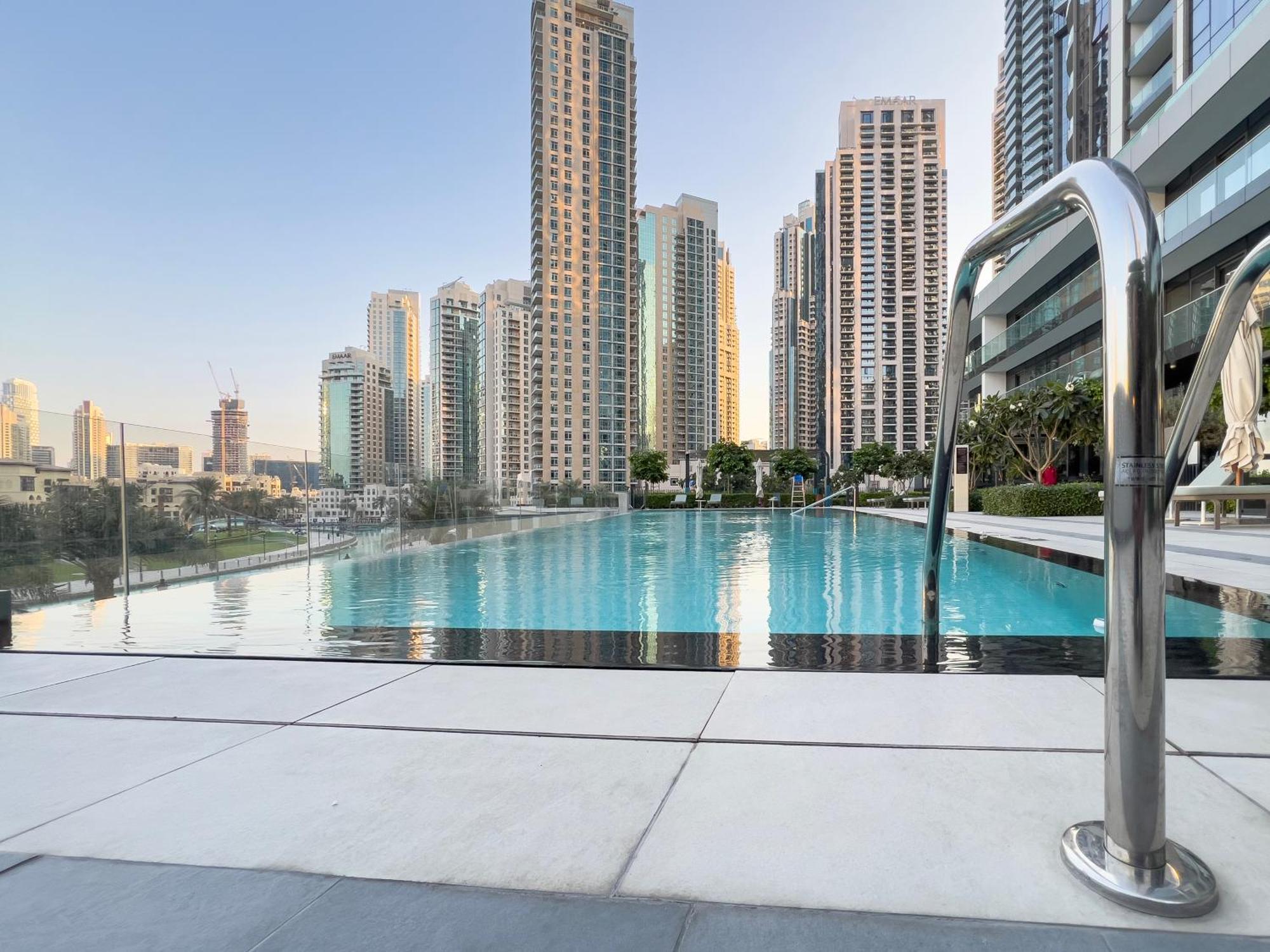 Downtown Luxury - Elegant 1-bedroom - 5 Minutes Walk To Mall Apartemen
