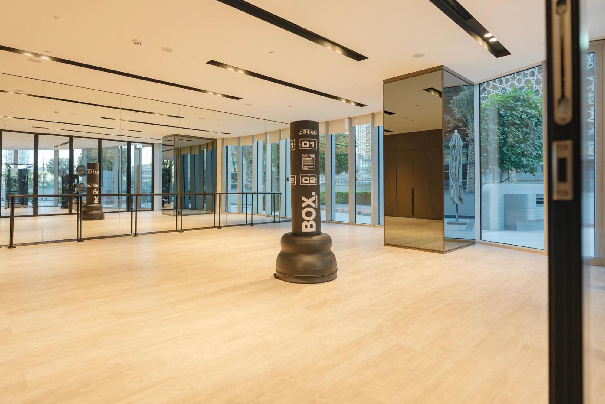 Downtown Luxury - Elegant 1-bedroom - 5 Minutes Walk To Mall Apartemen *