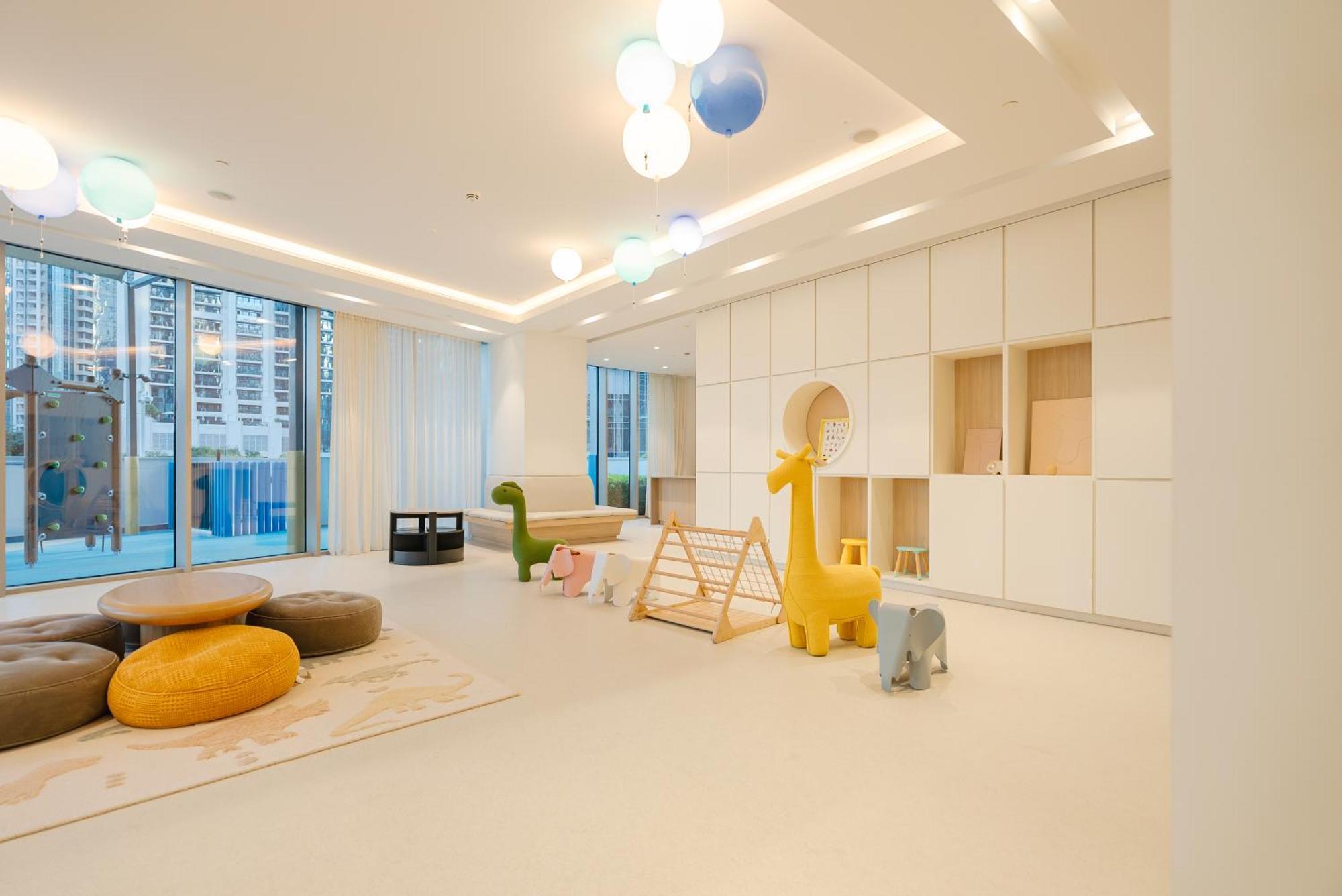 Downtown Luxury - Elegant 1-bedroom - 5 Minutes Walk To Mall Apartemen