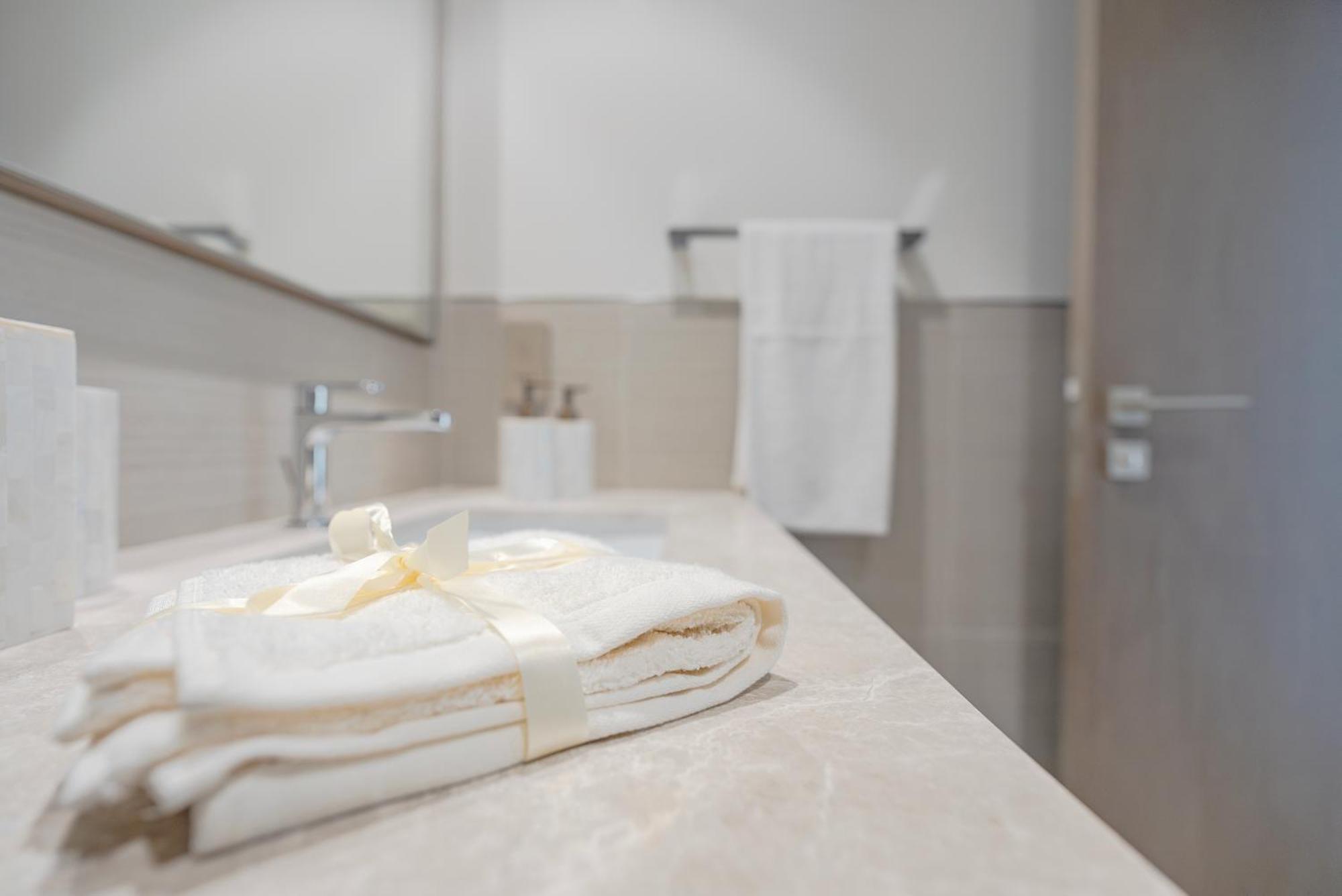 Apartemen Downtown Luxury - Elegant 1-bedroom - 5 Minutes Walk To Mall Dubai