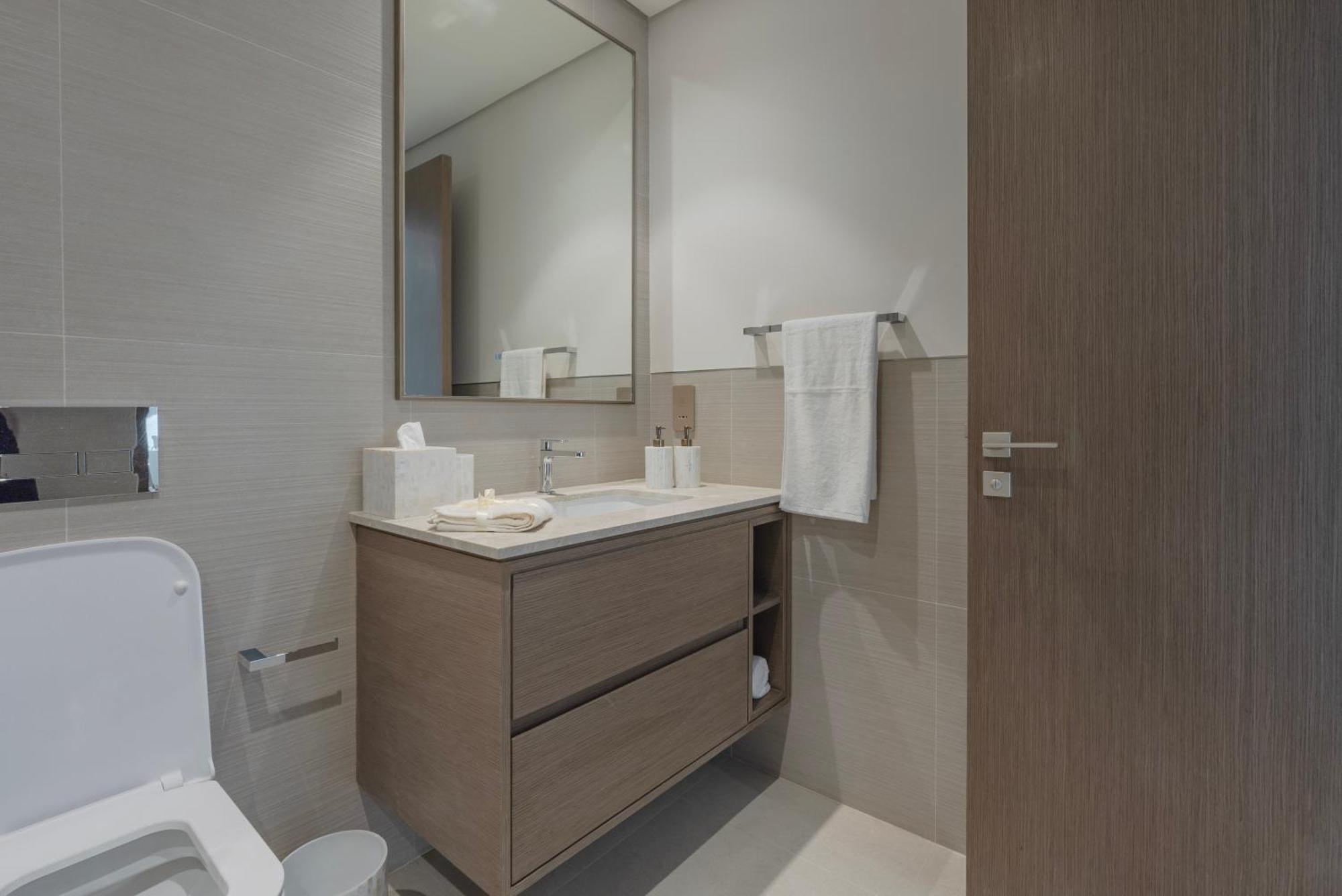 Apartemen Downtown Luxury - Elegant 1-bedroom - 5 Minutes Walk To Mall *
