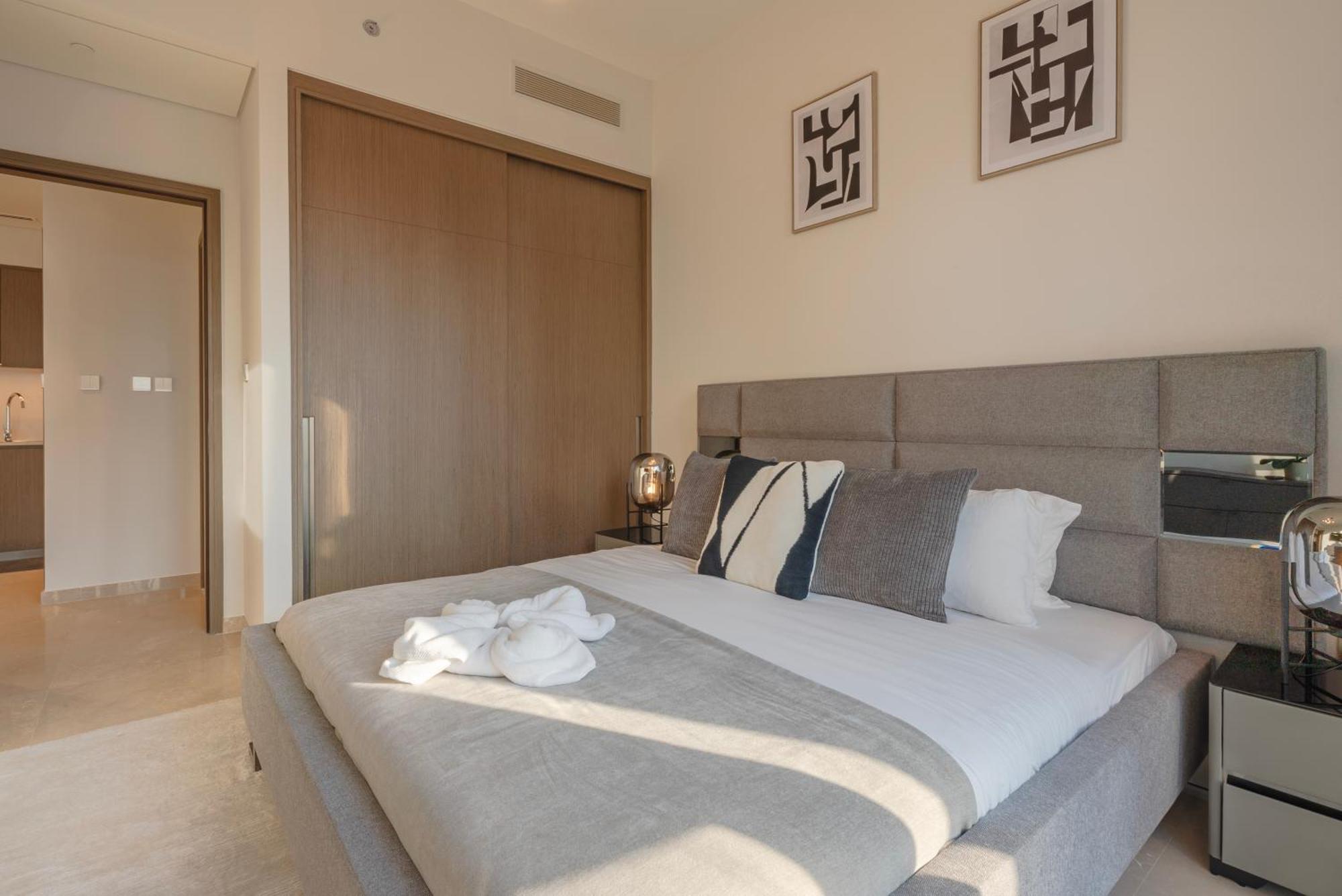 Downtown Luxury - Elegant 1-bedroom - 5 Minutes Walk To Mall Apartemen *