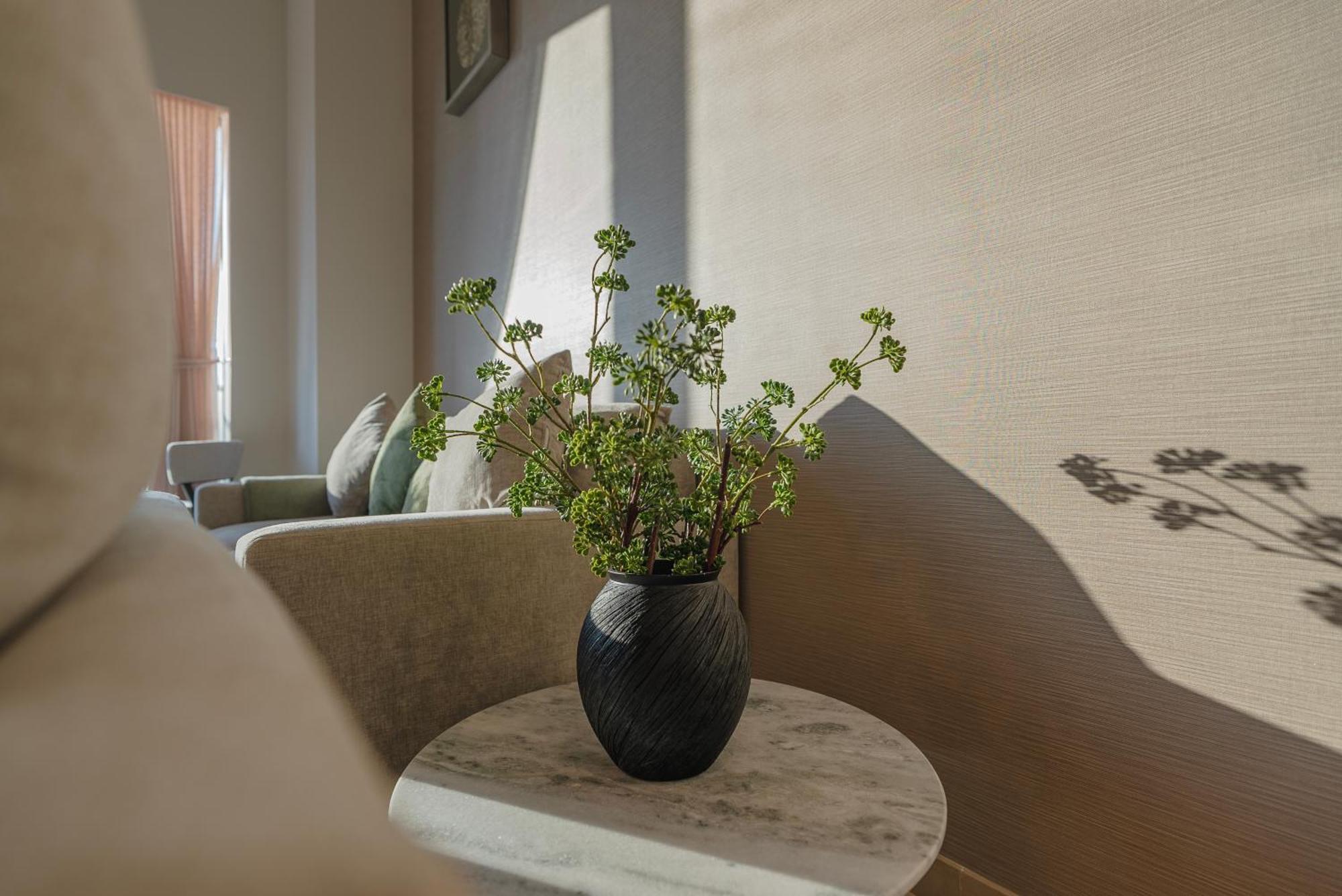 Apartemen Downtown Luxury - Elegant 1-bedroom - 5 Minutes Walk To Mall