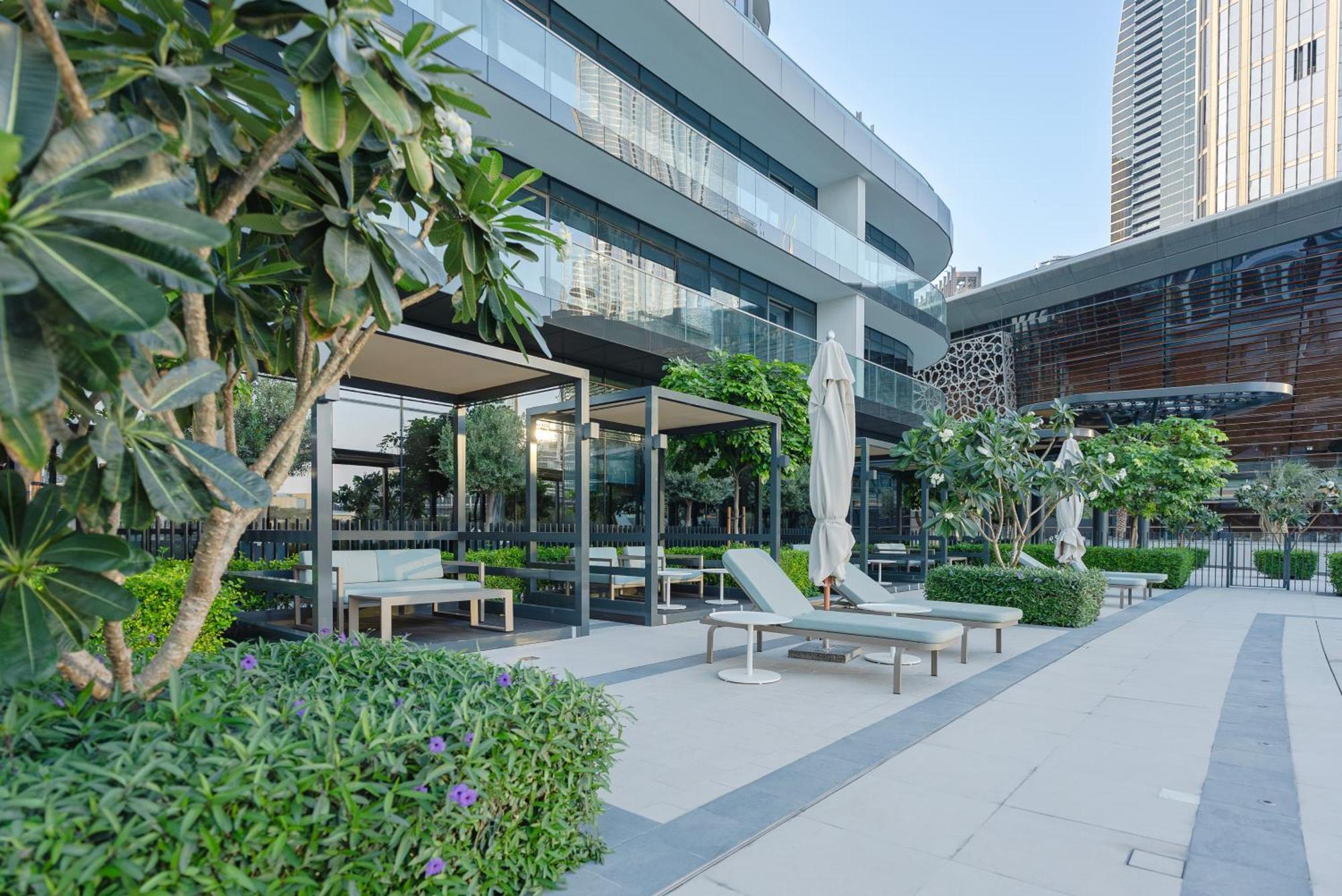 Downtown Luxury - Elegant 1-bedroom - 5 Minutes Walk To Mall Apartemen *
