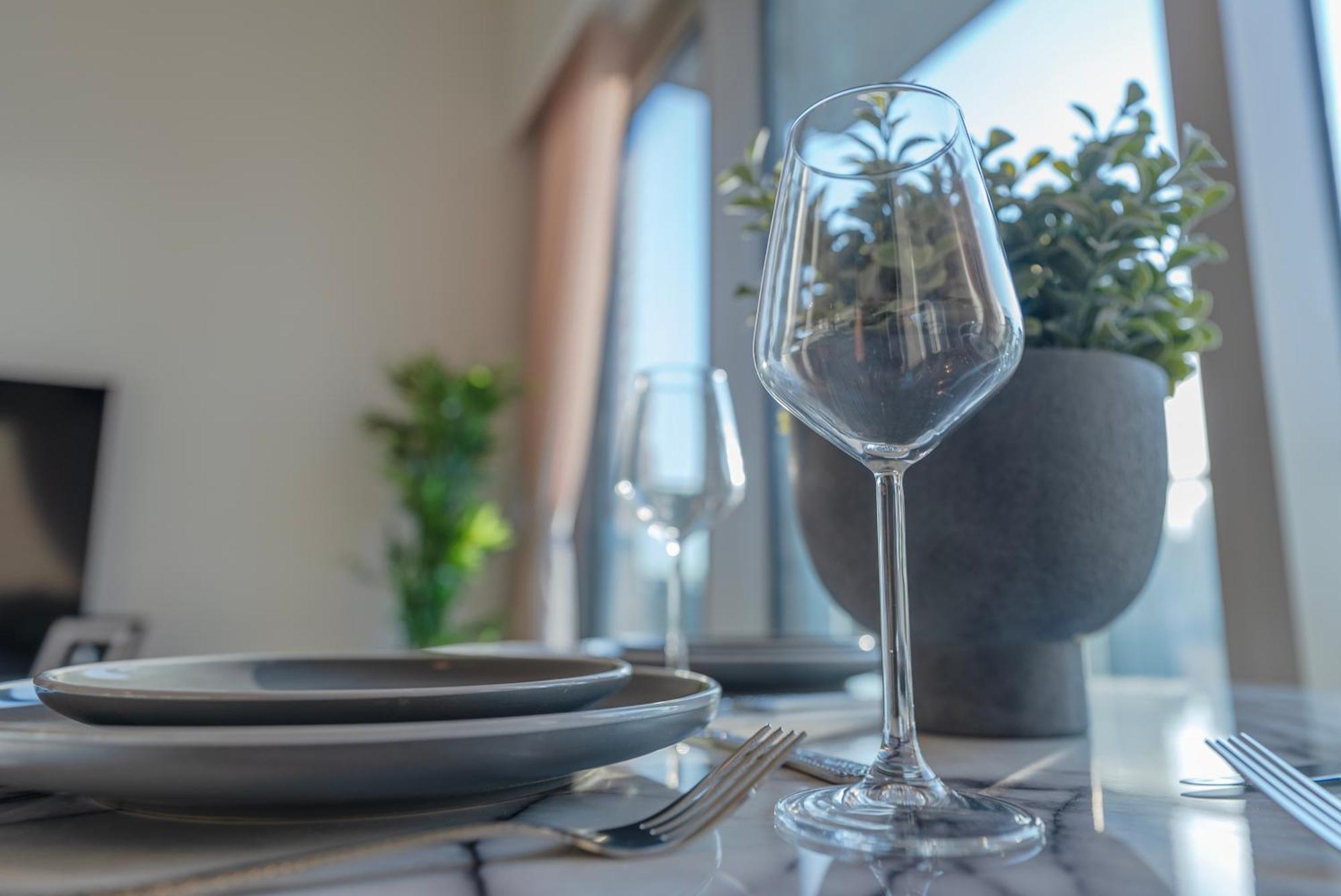 Downtown Luxury - Elegant 1-bedroom - 5 Minutes Walk To Mall Apartemen