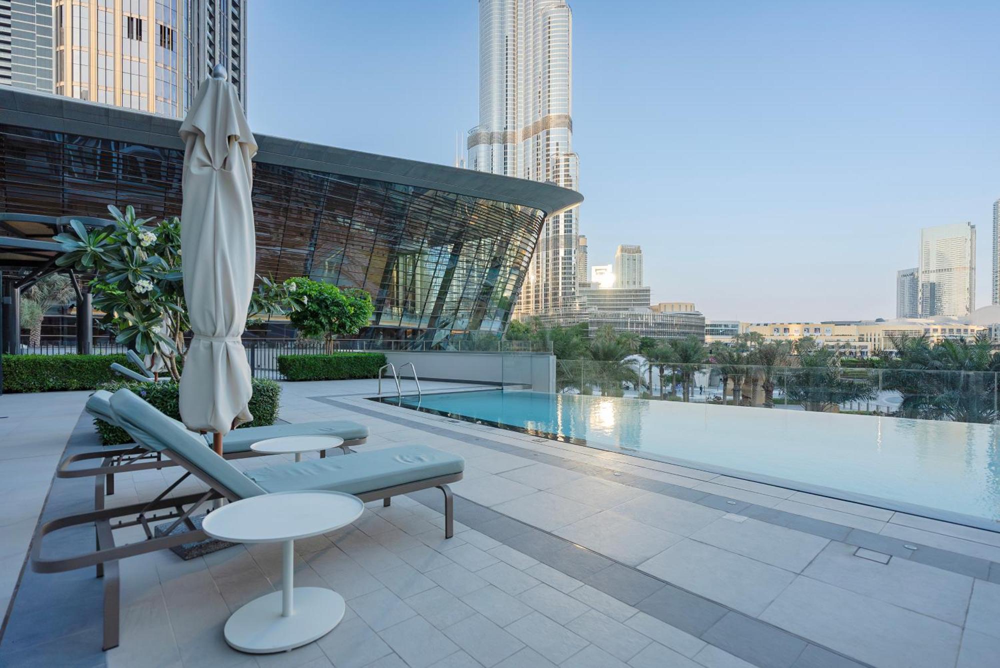 Downtown Luxury - Elegant 1-bedroom - 5 Minutes Walk To Mall Apartemen *