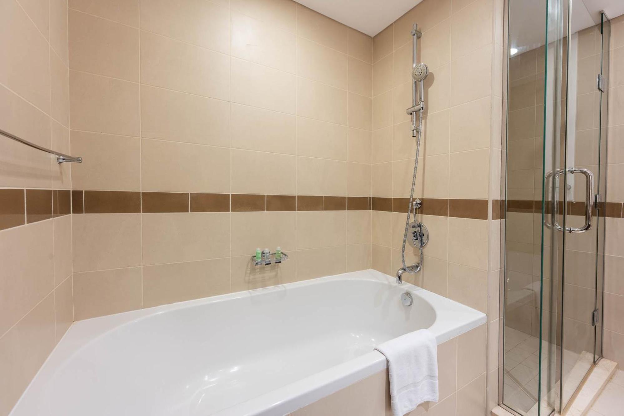 Apartment Modernized 2 Bedroom In Downtown And Sleeps 6 *