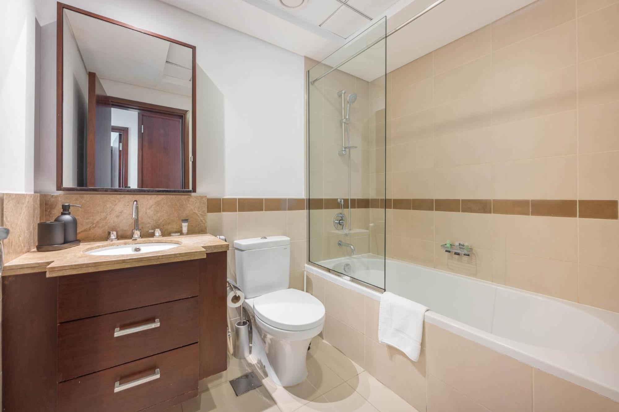 Modernized 2 Bedroom In Downtown And Sleeps 6 *
