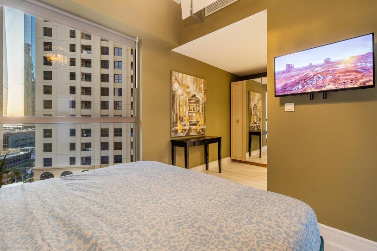 Luxurious 4br In Jbr 5 Mins Walk To & Tram