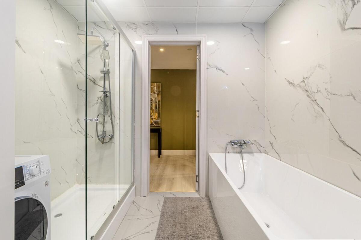 Luxurious 4br In Jbr 5 Mins Walk To & Tram