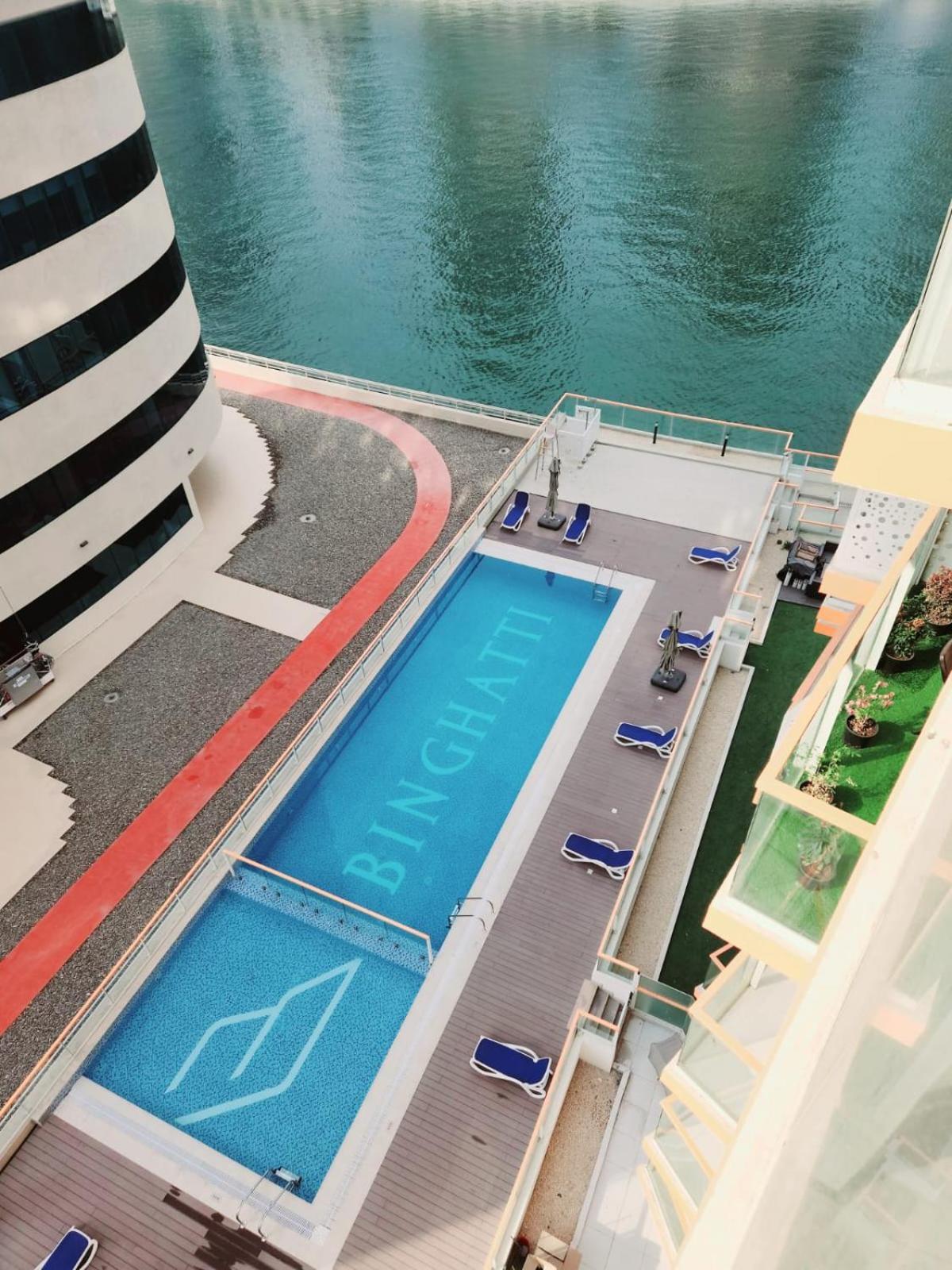 Away From Dubaï
