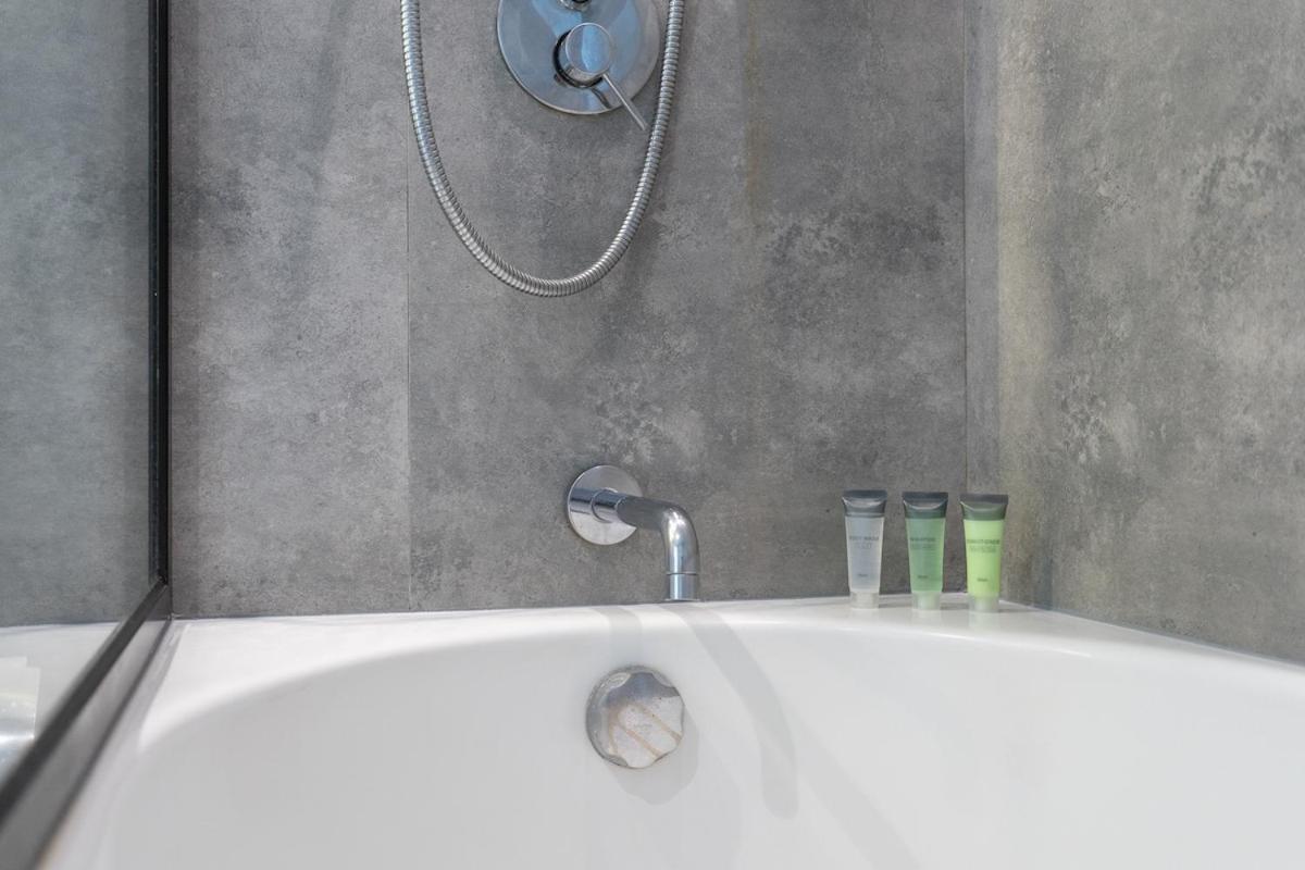 Apartamento Elegant 2-bedroom With Balcony At Burj Views In Downtown Dubái
