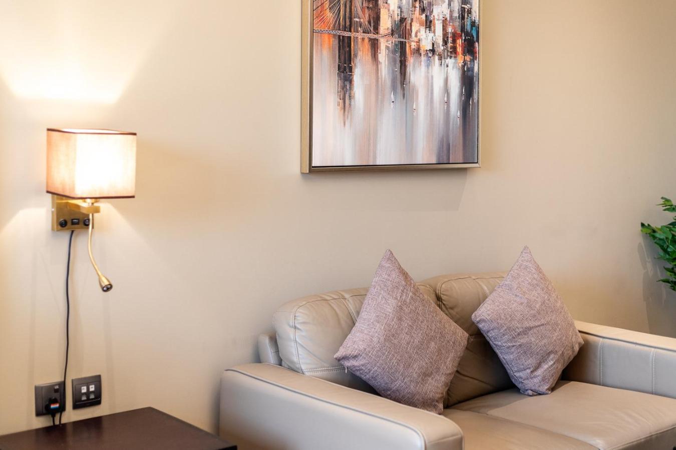 Serene In Elite Downtown - Allsopp & Allsopp *
