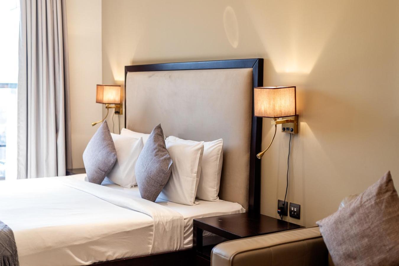 Serene In Elite Downtown - Allsopp & Allsopp