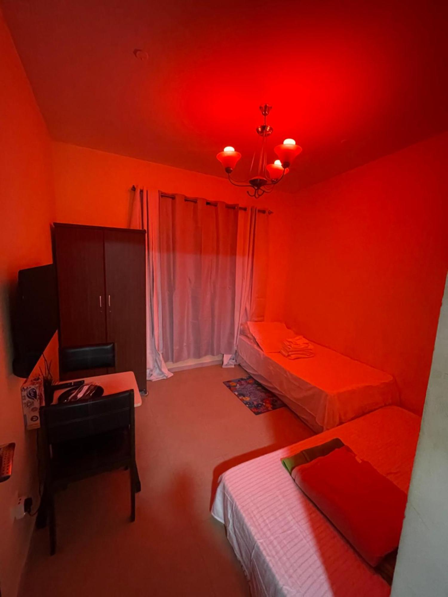 One Cozy Available Metro Train Walkable Appartement