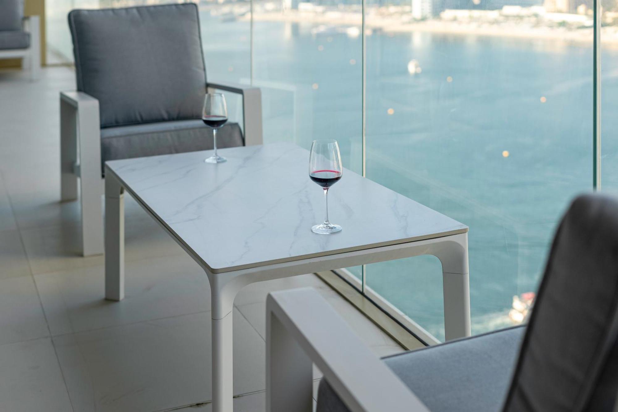 Exclusive Beachfront 2 Bed With Pool & Palm View Appartement Dubaï