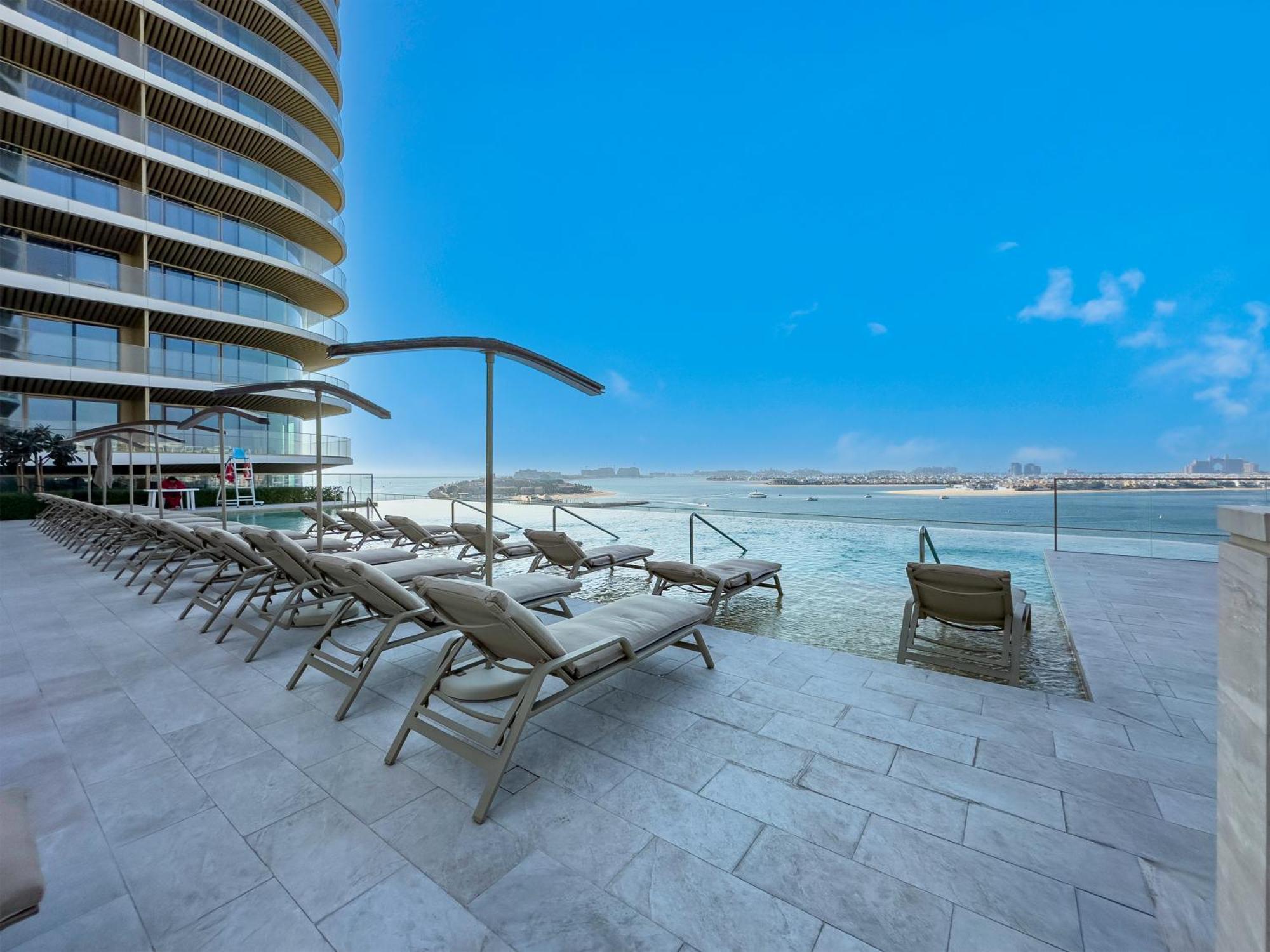 Exclusive Beachfront 2 Bed With Pool & Palm View * Dubaï