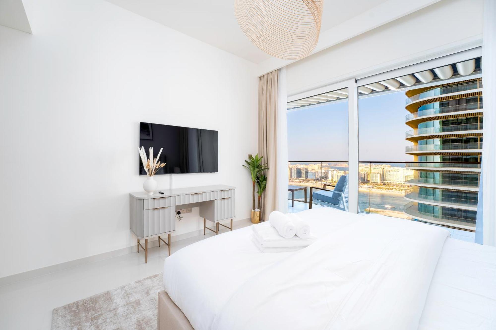 Exclusive Beachfront 2 Bed With Pool & Palm View Appartement