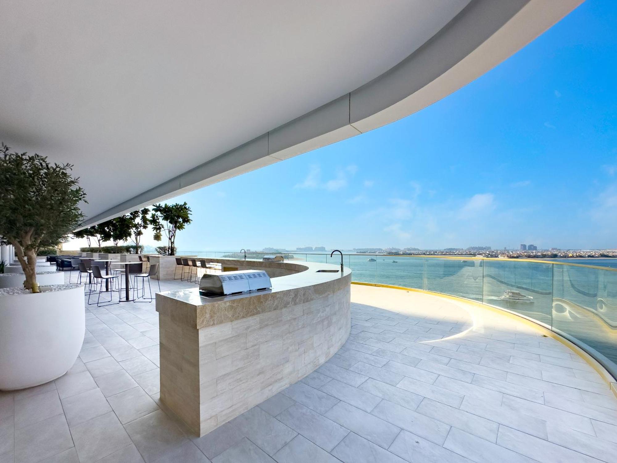 Exclusive Beachfront 2 Bed With Pool & Palm View Dubaï