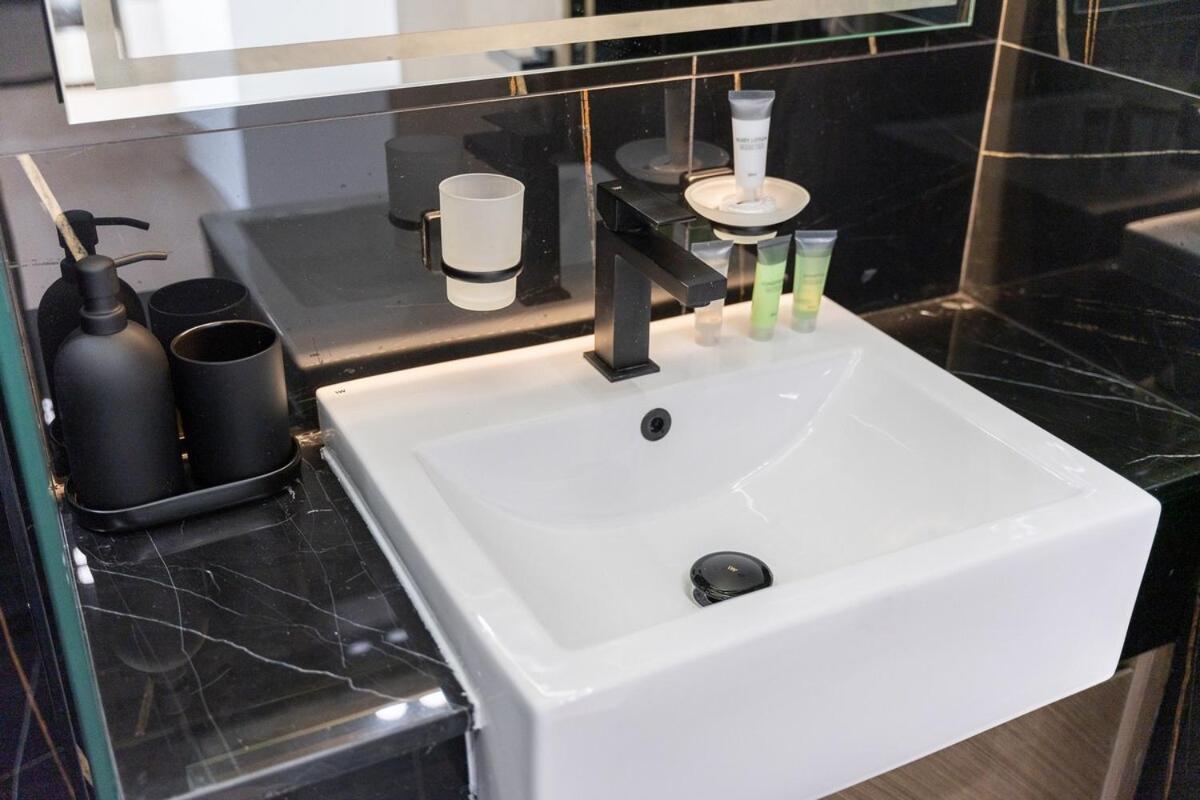 Cozy 1-bedroom Perfect For 4 In Jvc *
