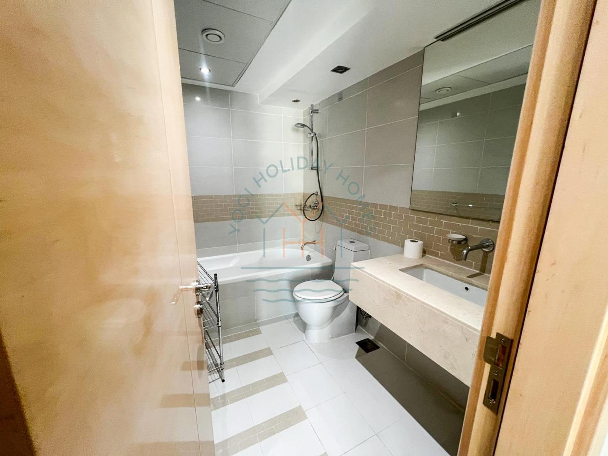 Blakely 2br Lakeview Retreat - Open Balcony And Marina Views