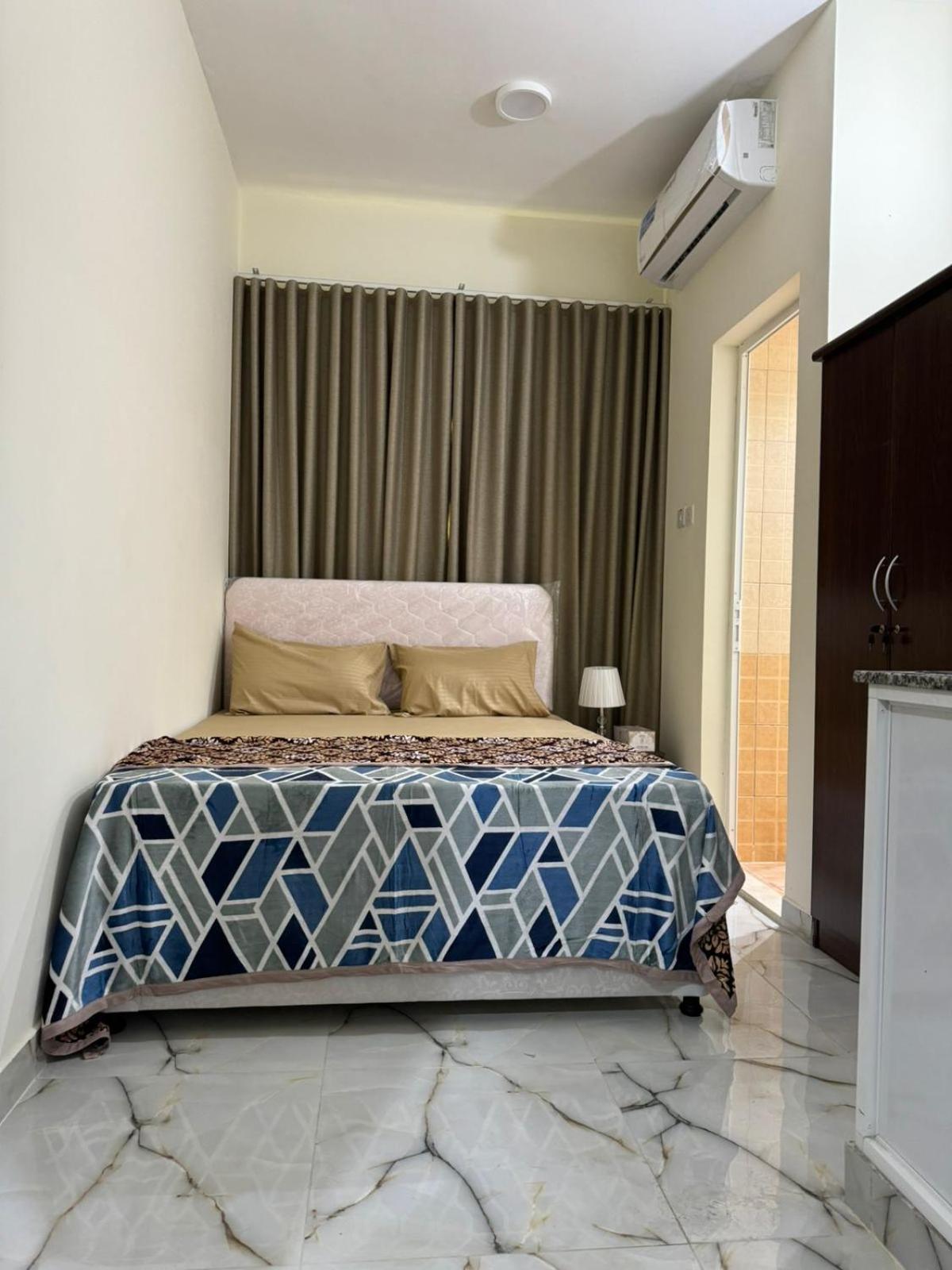 Habitación en casa particular Furnished Private Near Union Metro Station Dubái