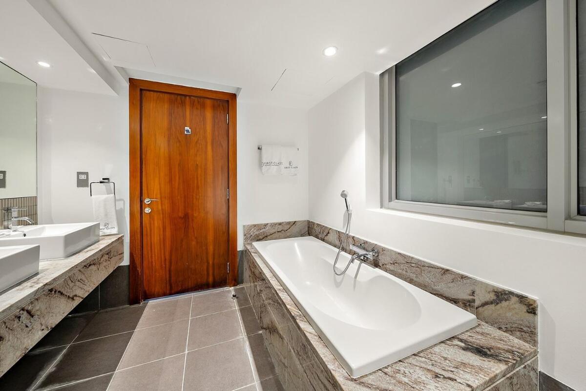 Upscale 2br Duplex Near Burj Khalifa With Free Parking & Pool * Dubaï