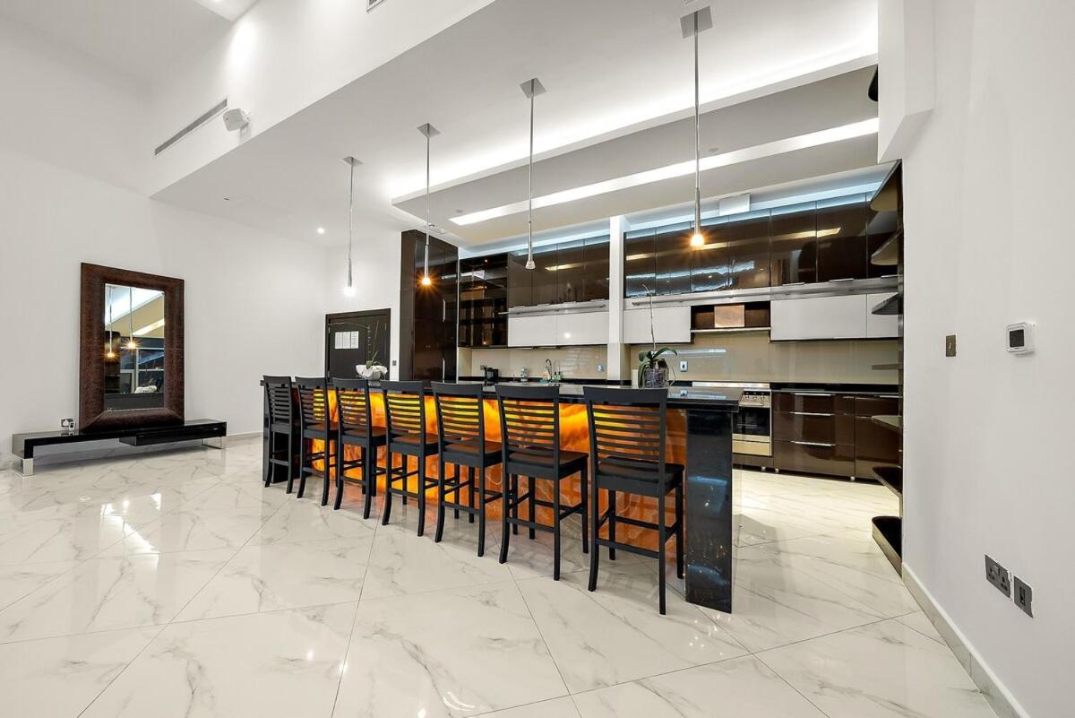 Upscale 2br Duplex Near Burj Khalifa With Free Parking & Pool *