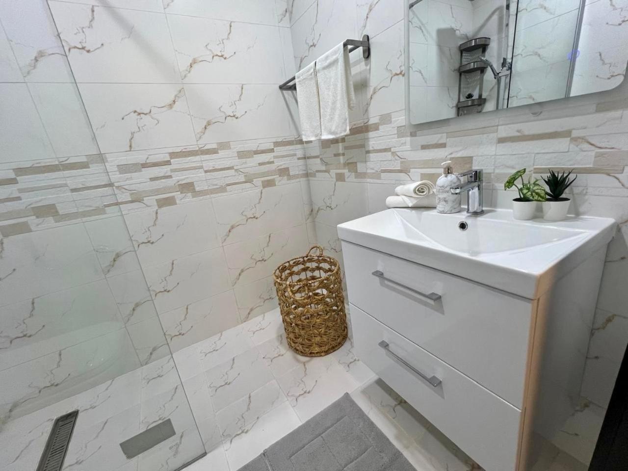 Stylish 1 Bedroom Canal View, Near And Metro Station * Dubai