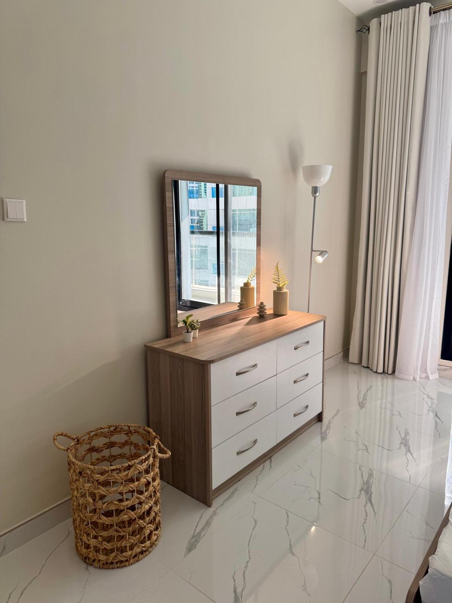 Stylish 1 Bedroom Canal View, Near And Metro Station