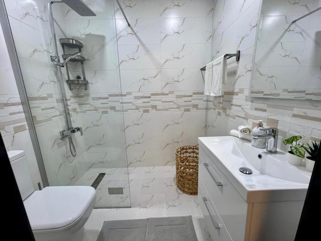 Stylish 1 Bedroom Canal View, Near And Metro Station Lejlighed *