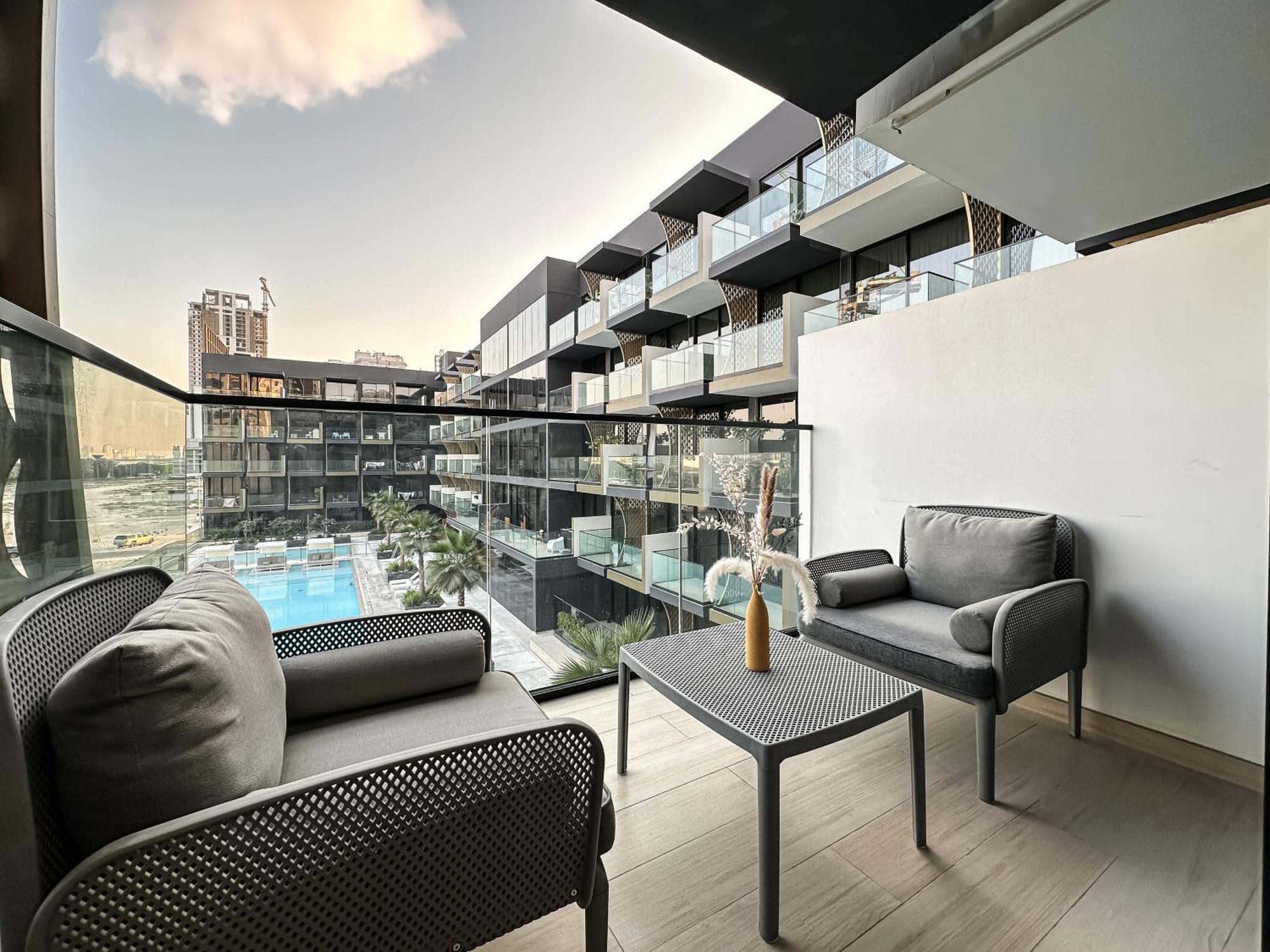 Trophy Array Of Sunshine W Pool View In Heart Of Jvc Appartement *