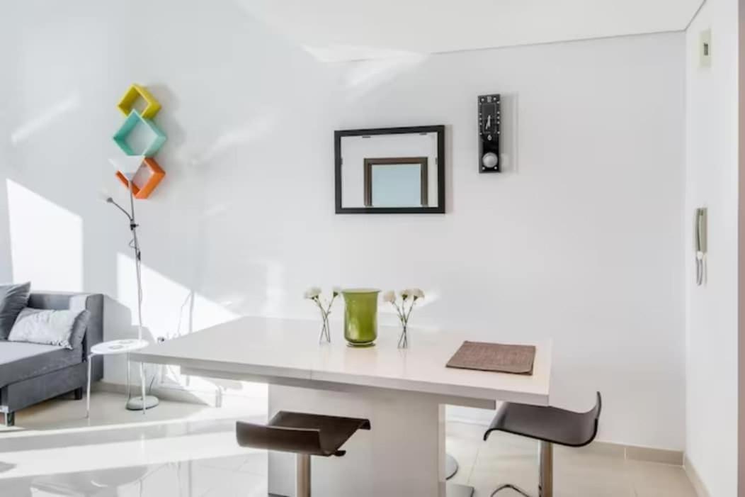 Homey 1-bedroom With Balcony Views In Marina *