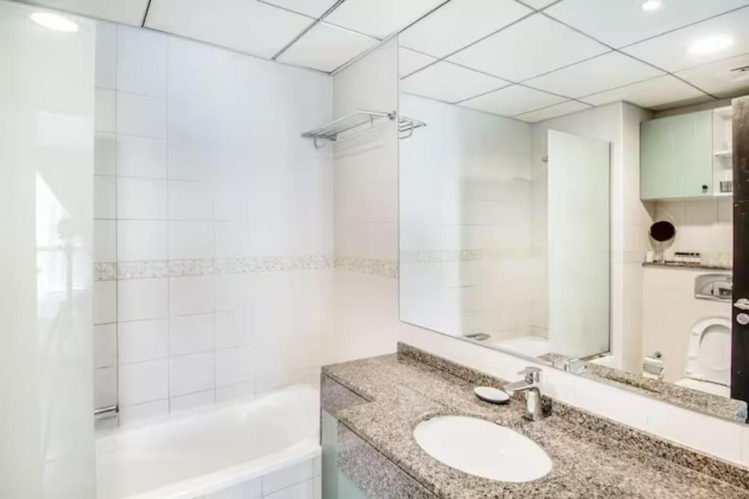Homey 1-bedroom With Balcony Views In Marina Appartement Dubaï